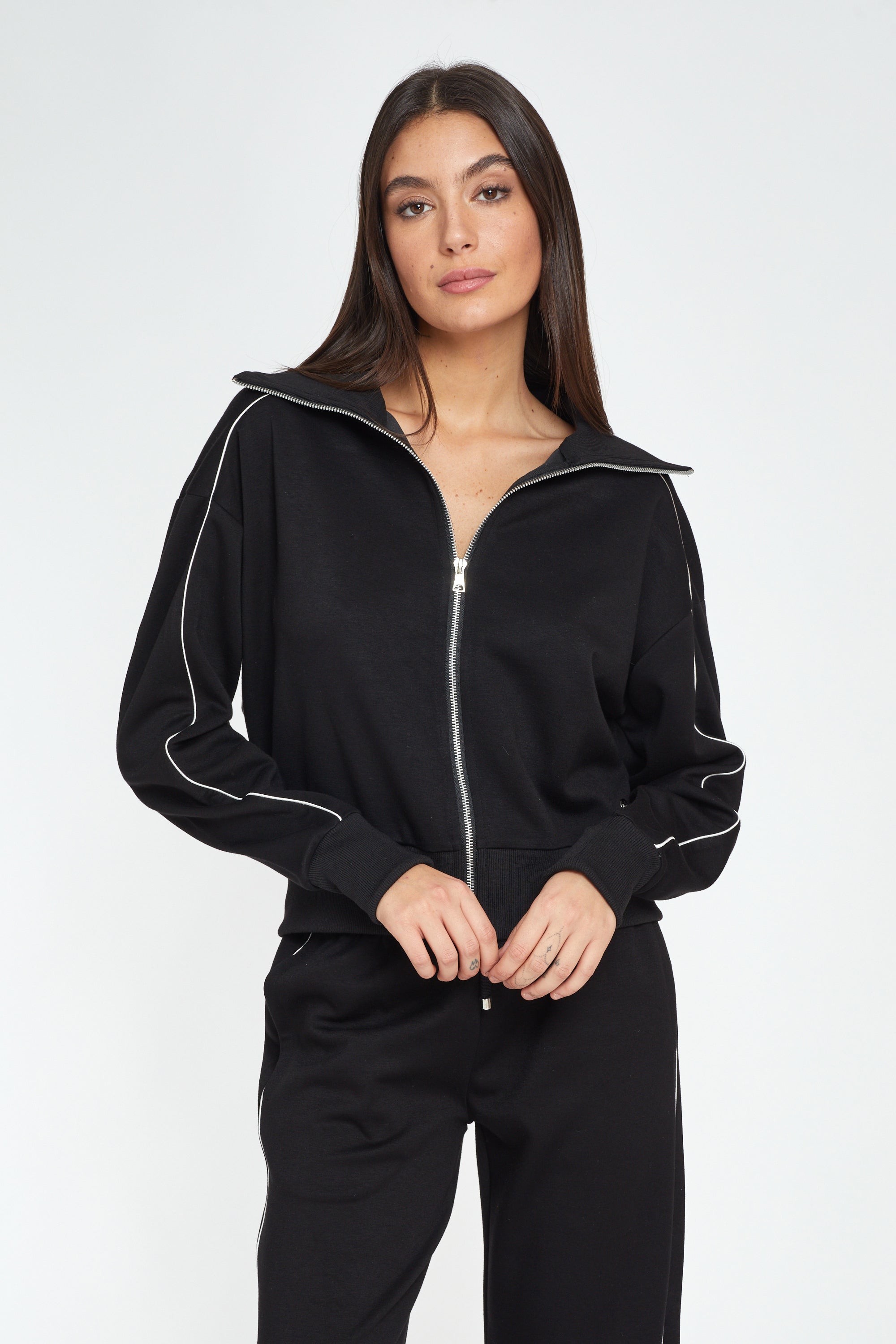 חליפת פנאי צוואר גבוה בלי כיסים