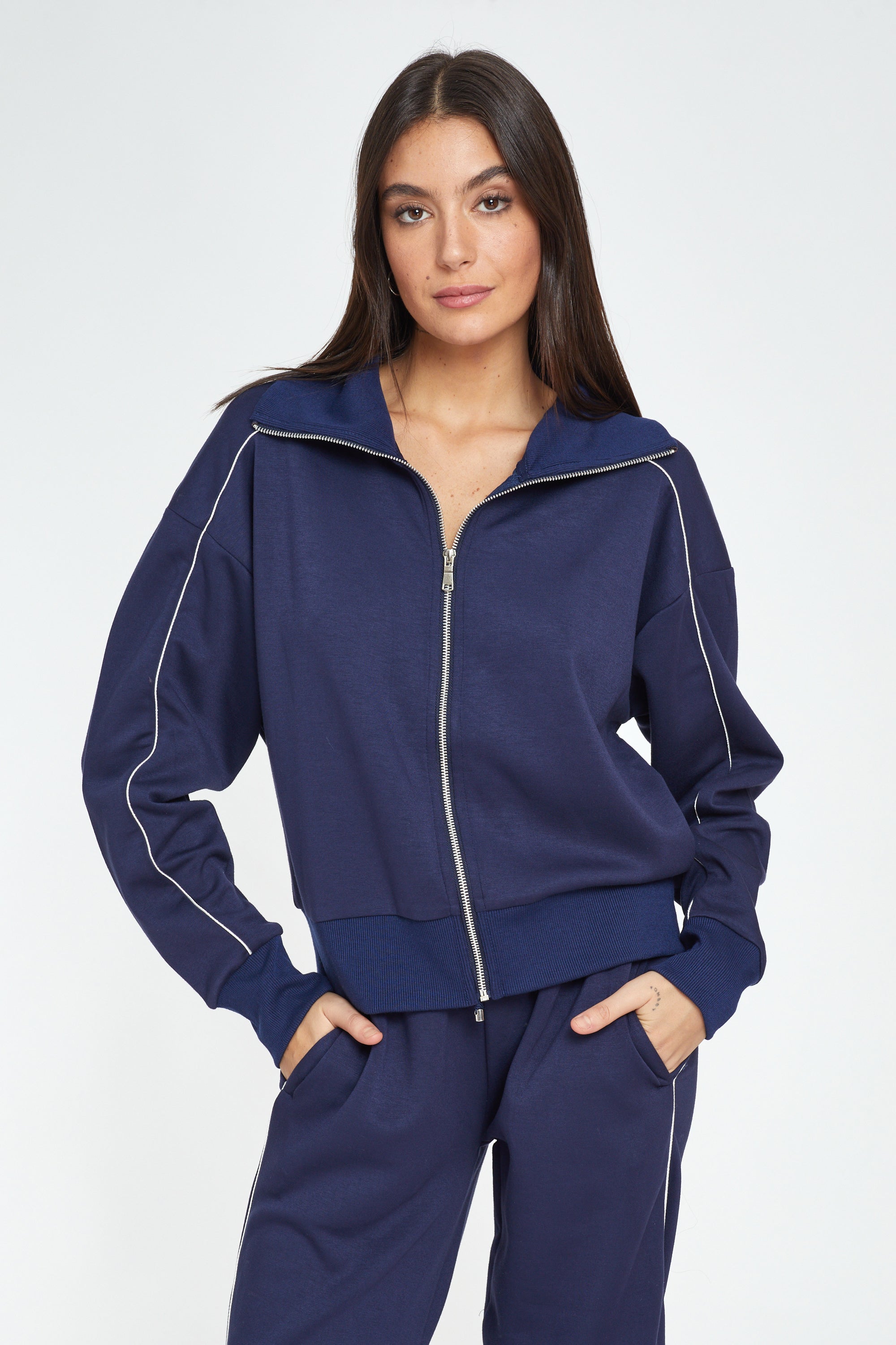 חליפת פנאי צוואר גבוה בלי כיסים