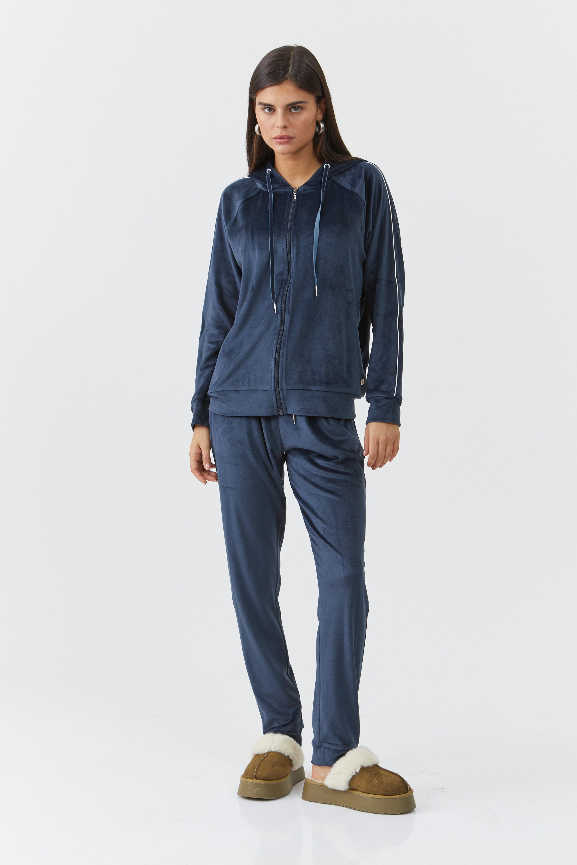 חליפת פנאי קפוצ'ון קטיפה