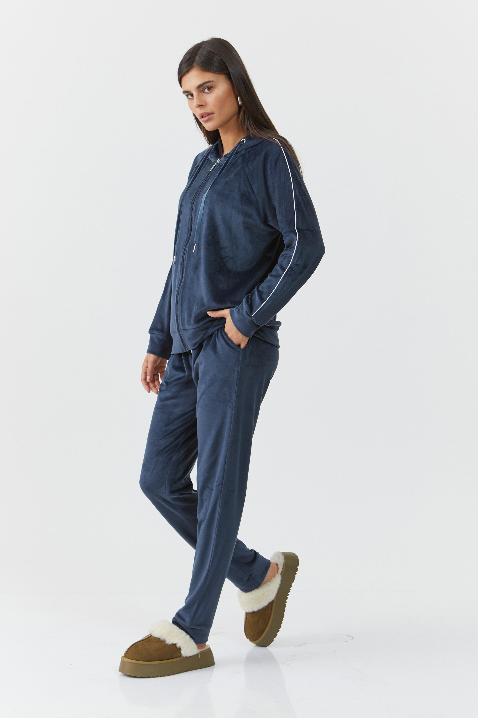 חליפת פנאי קפוצ'ון קטיפה