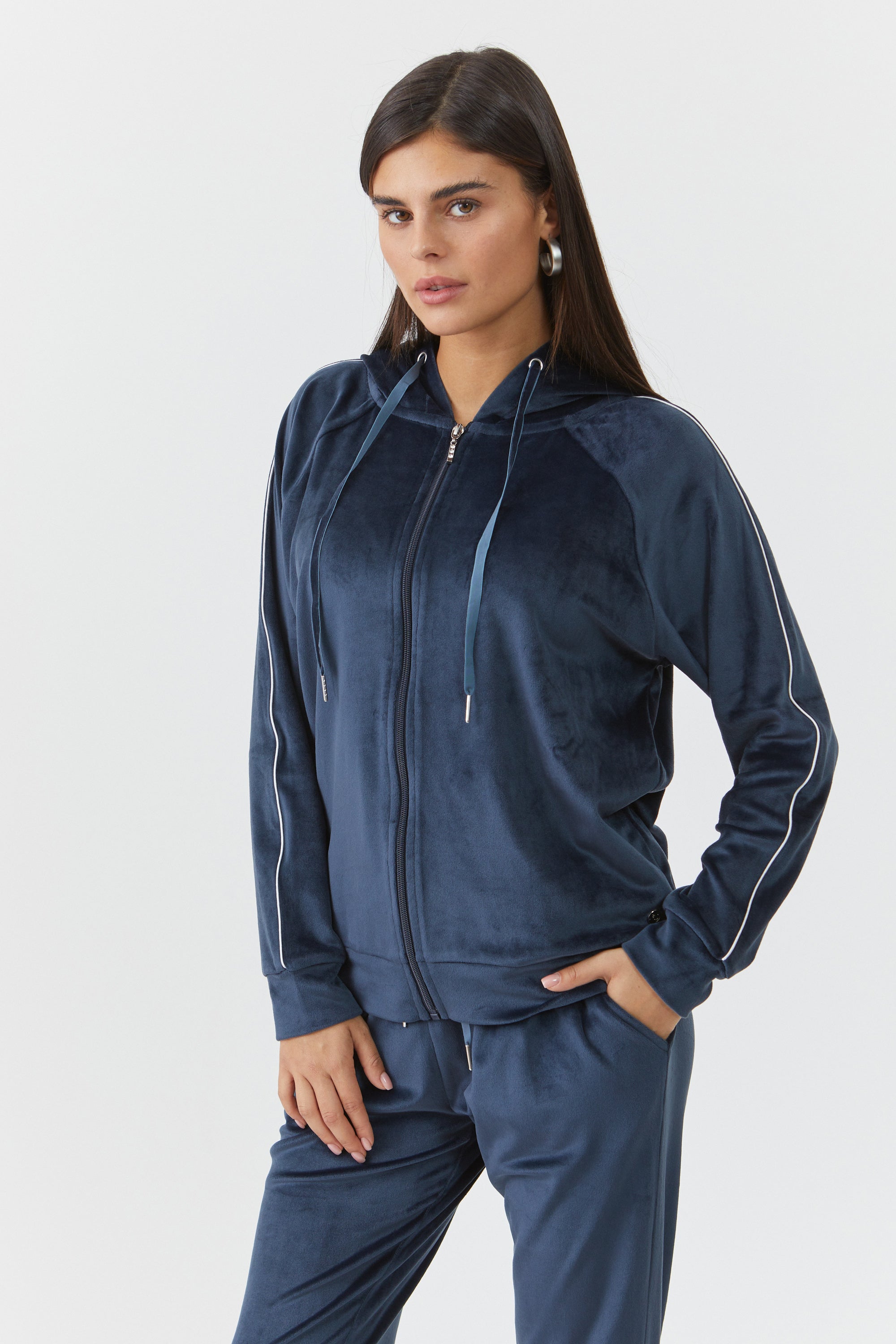 חליפת פנאי קפוצ'ון קטיפה