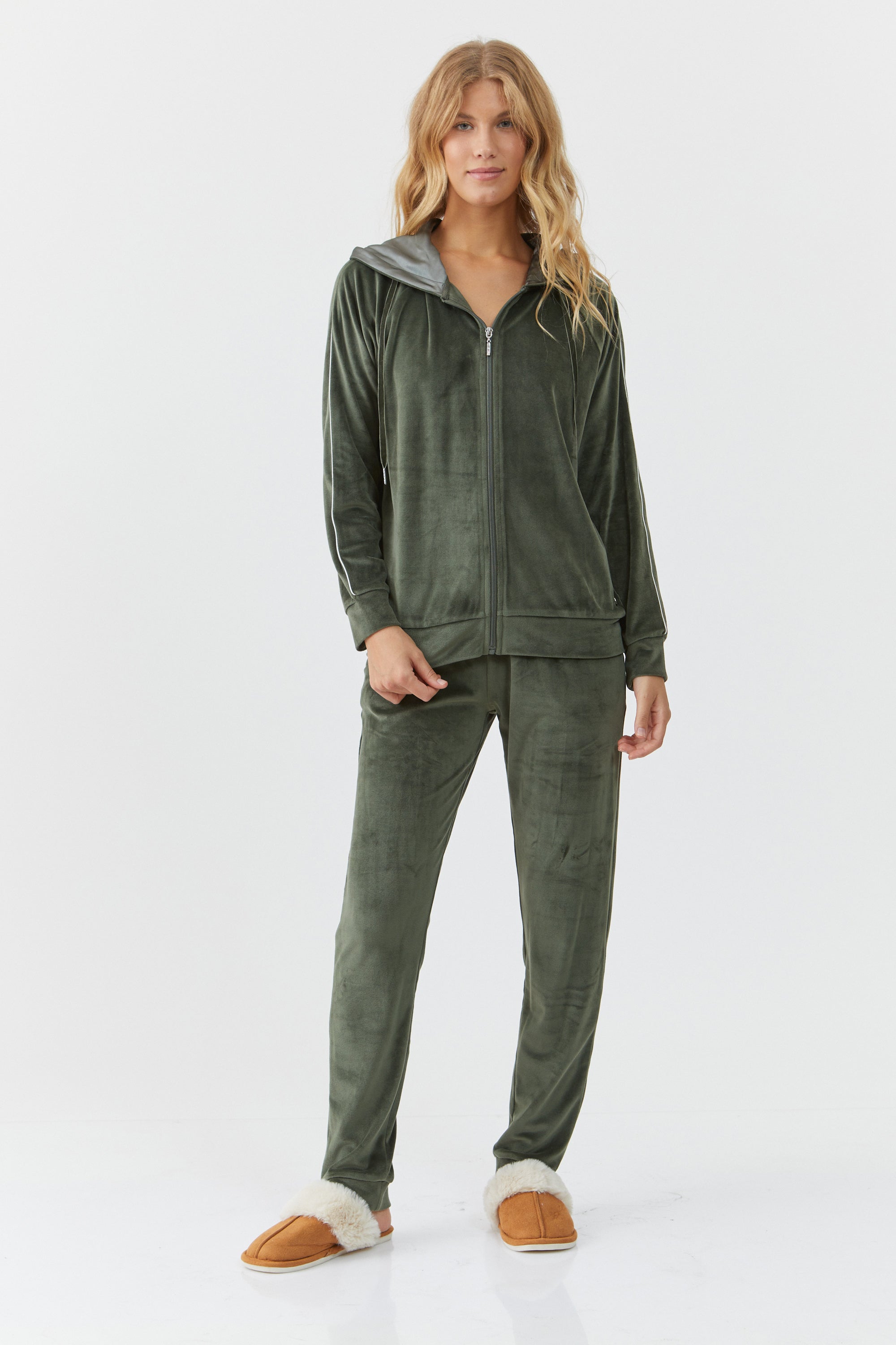 חליפת פנאי קפוצ'ון קטיפה