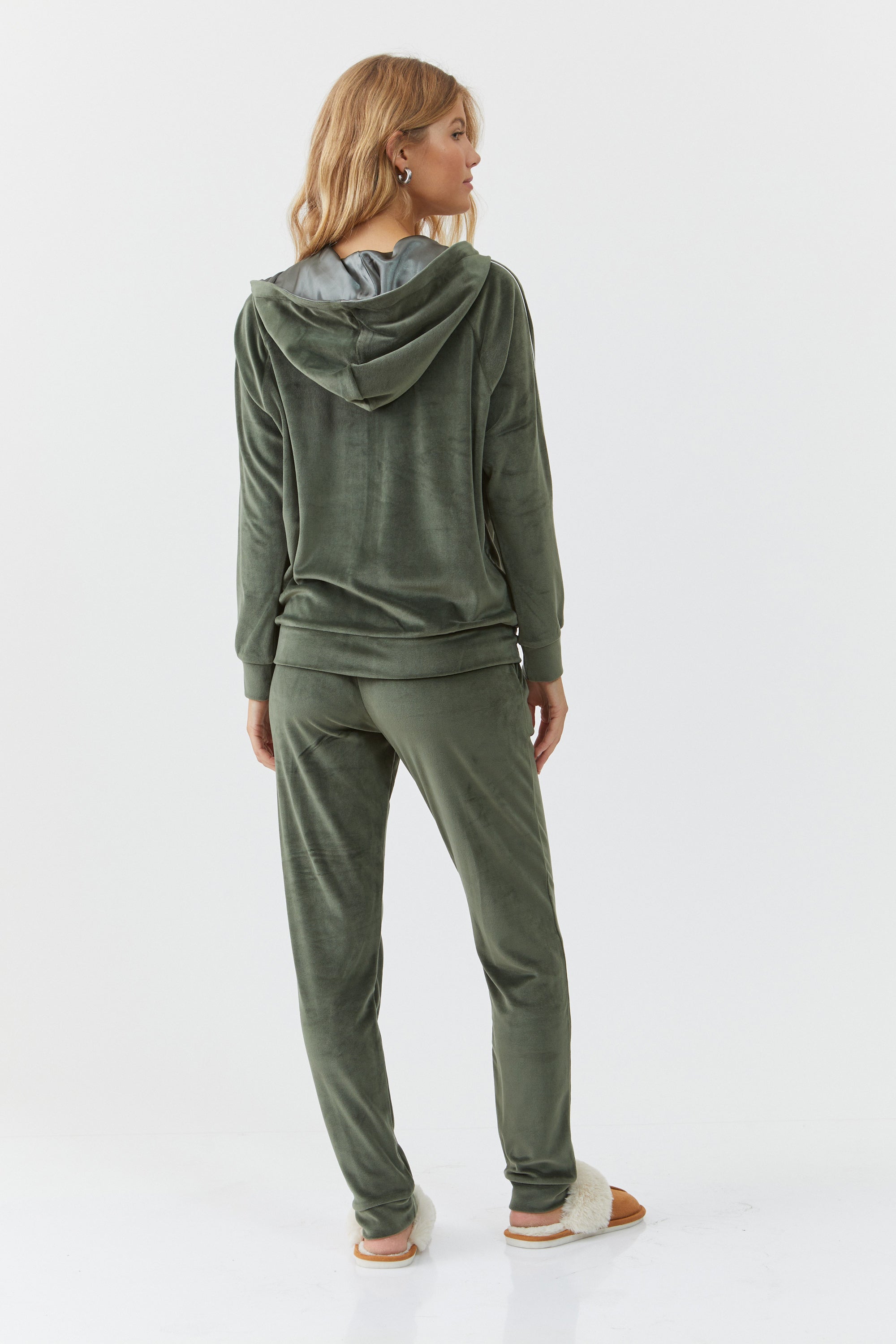 חליפת פנאי קפוצ'ון קטיפה