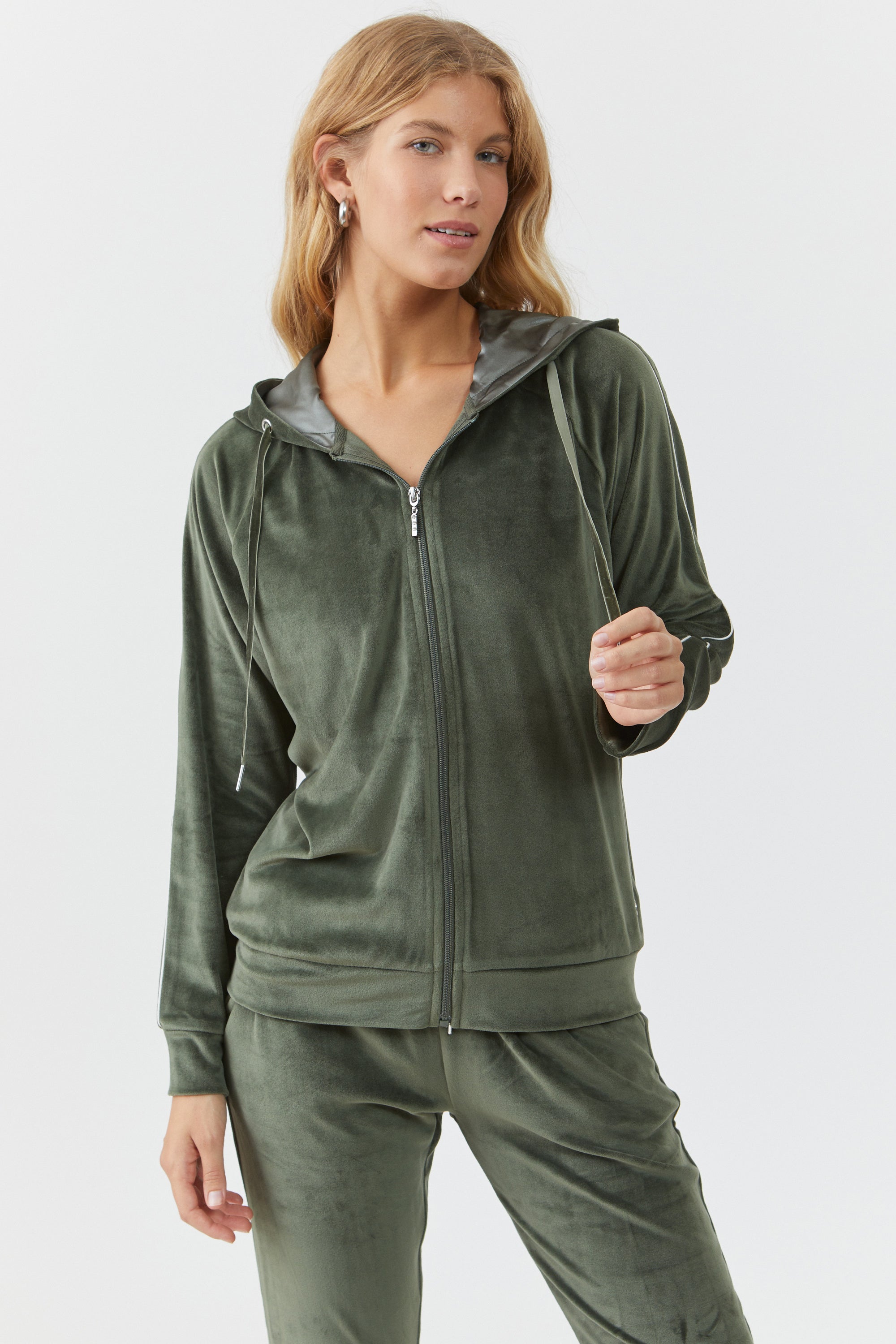 חליפת פנאי קפוצ'ון קטיפה