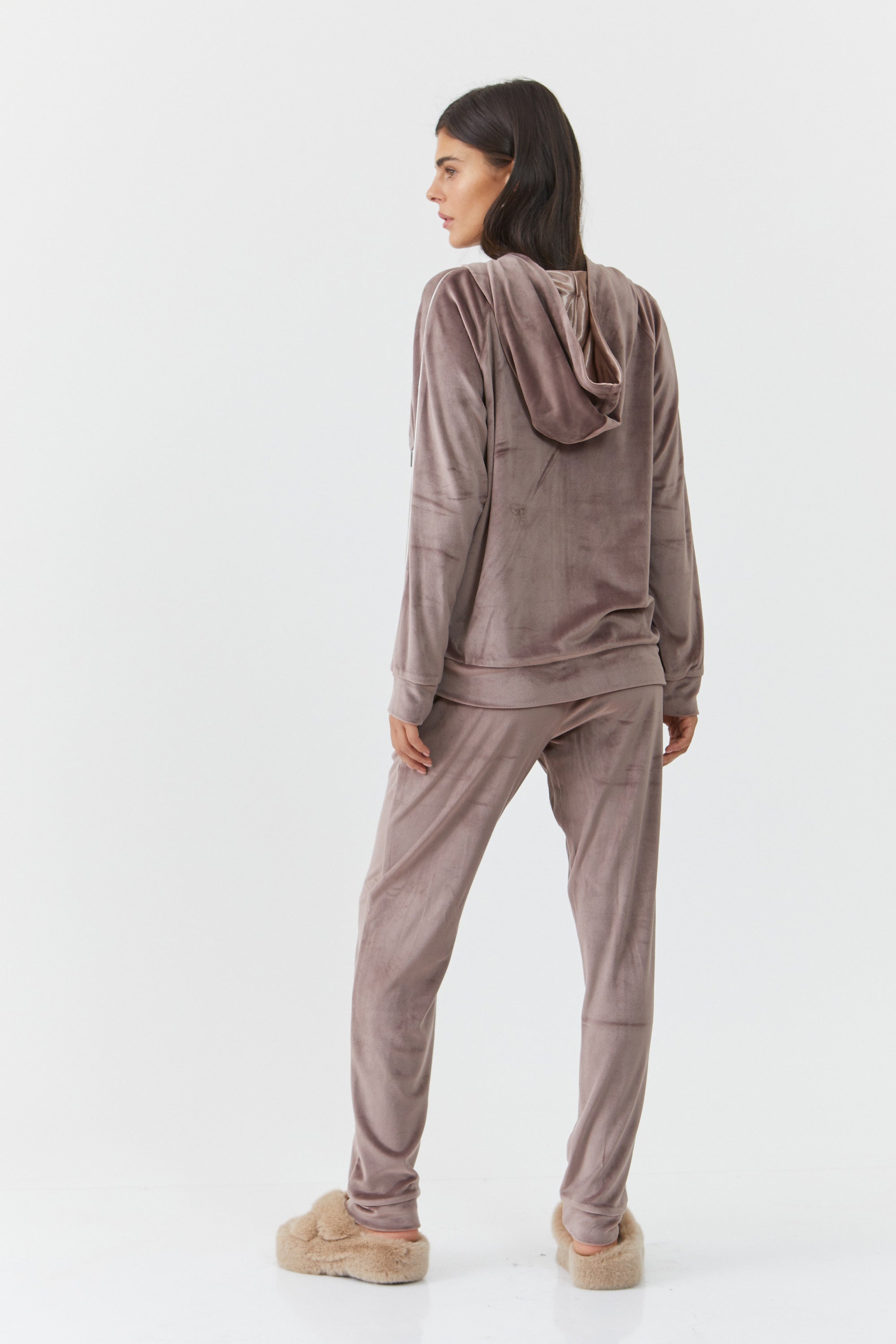 חליפת פנאי קפוצ'ון קטיפה