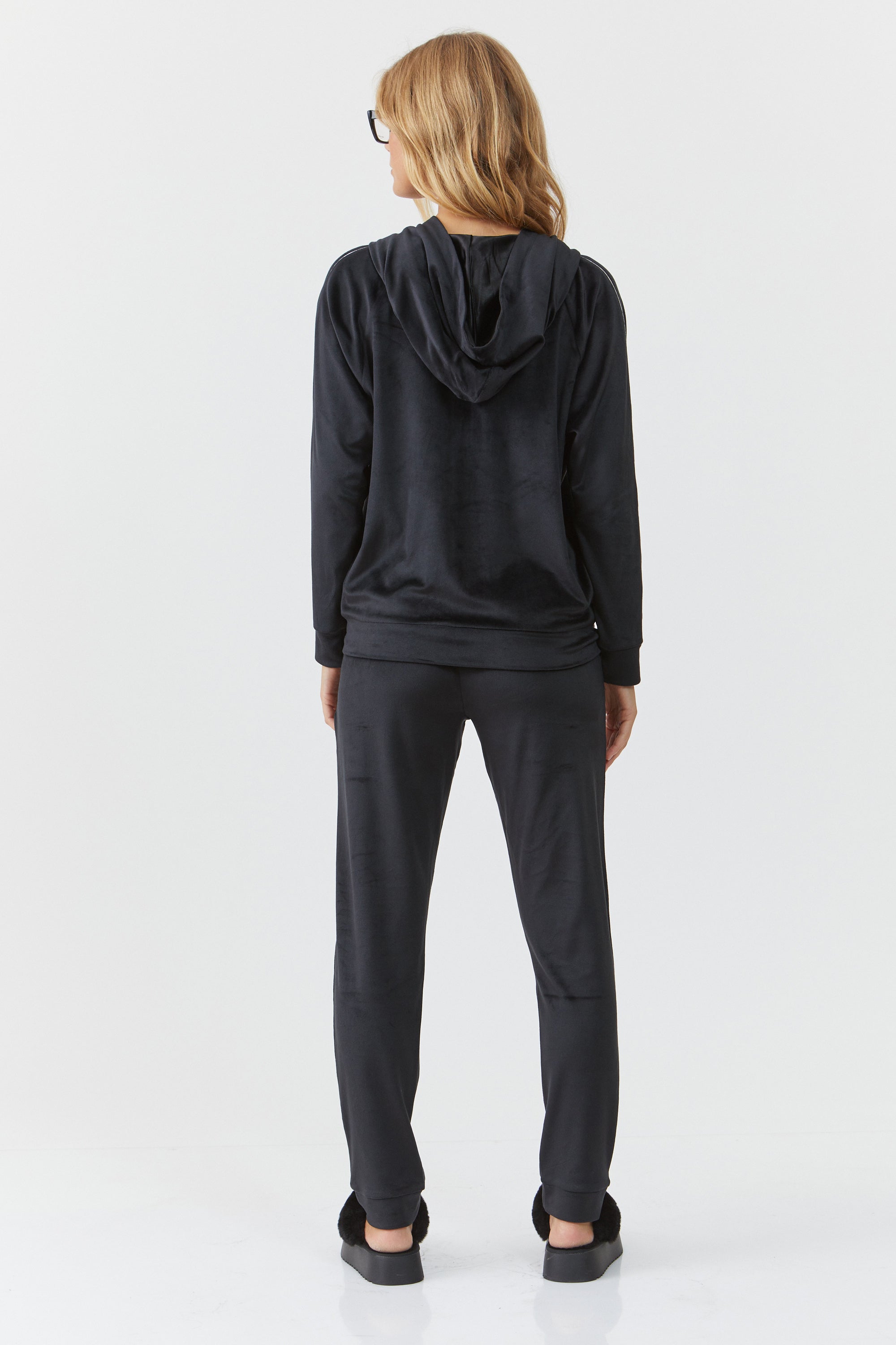 חליפת פנאי קפוצ'ון קטיפה