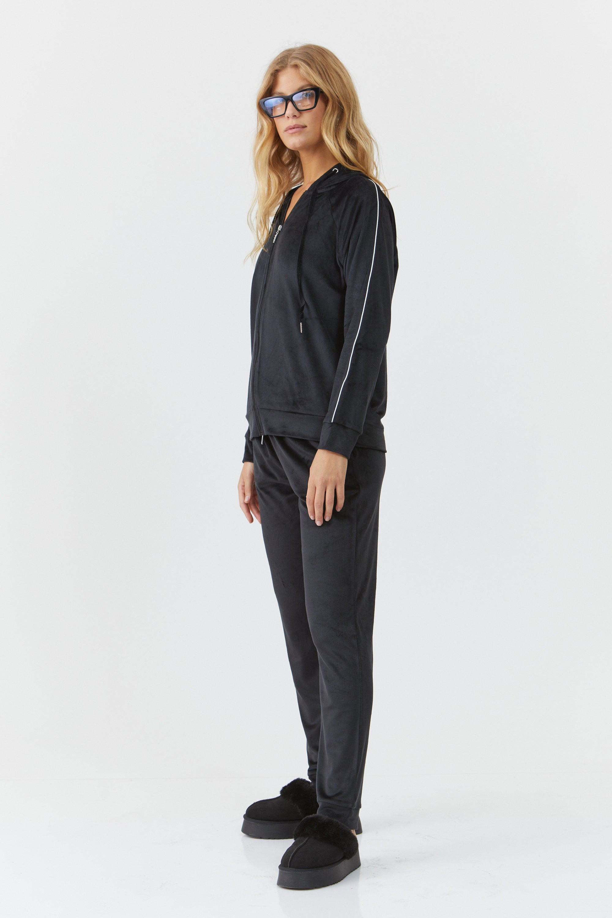 חליפת פנאי קפוצ'ון קטיפה