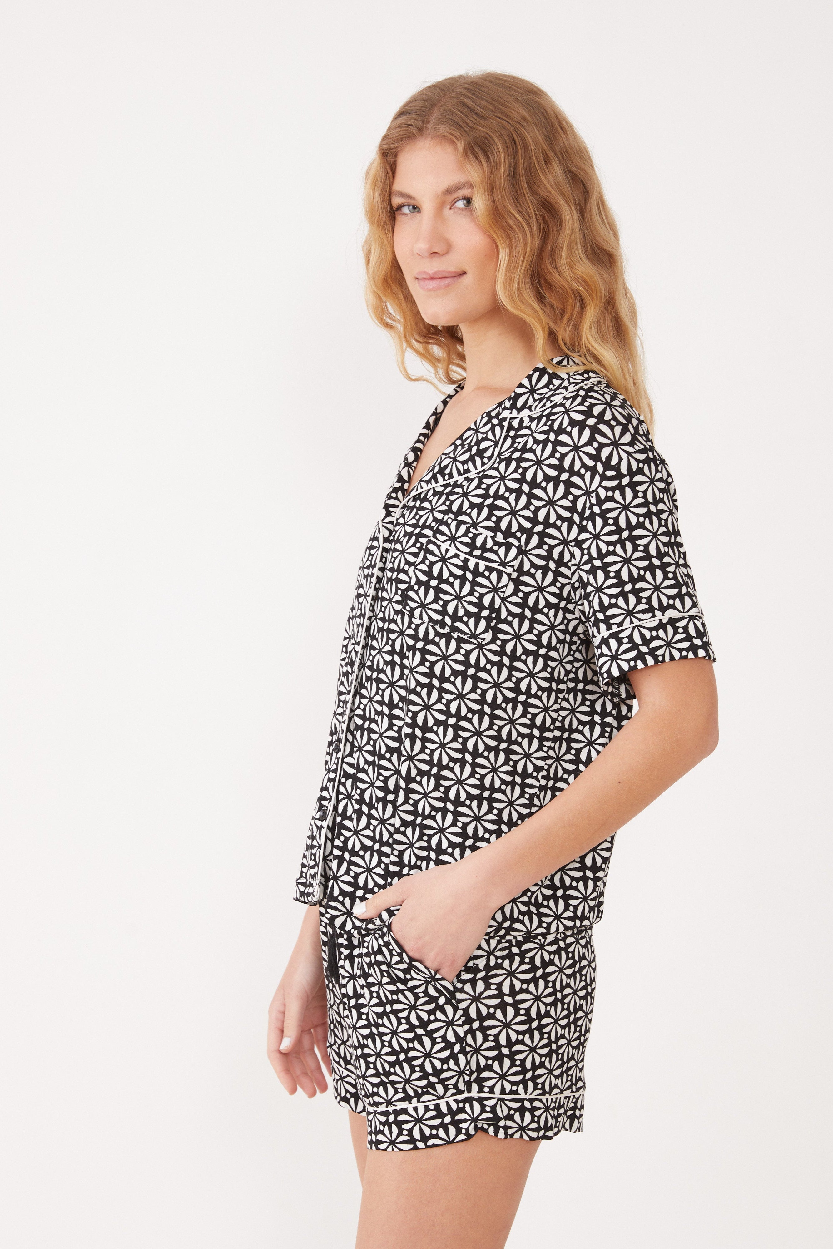 סט פיג'מה ויסקוזה מכופתרת קצרה שחור