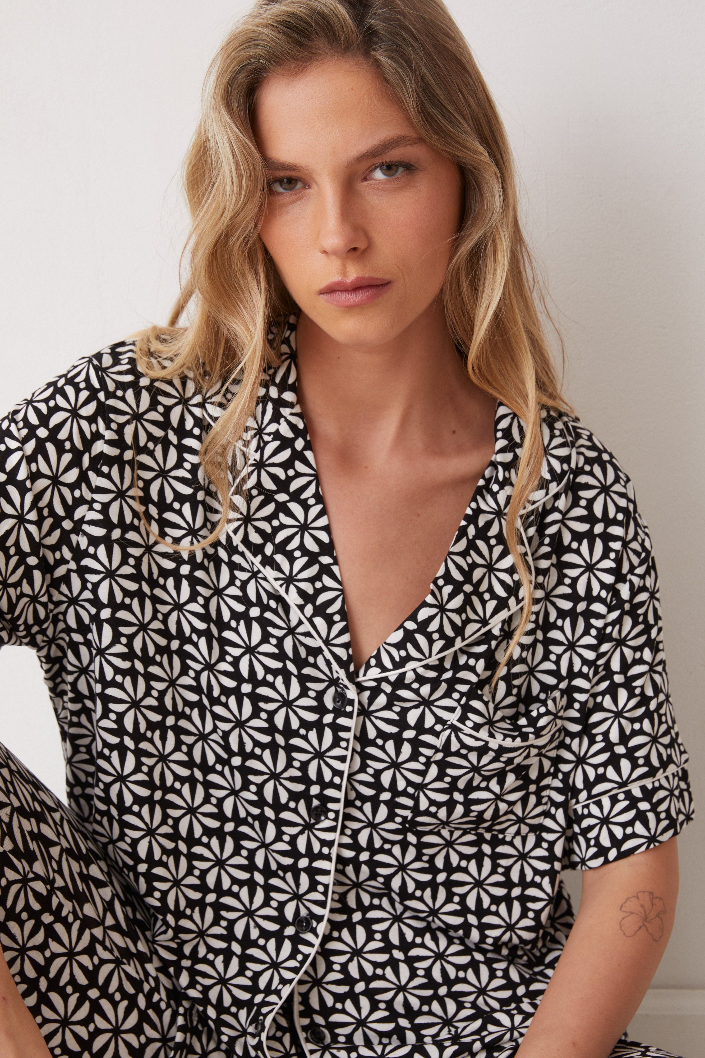 סט פיג'מת קיץ ויסקוזה מכופתרת שחורה