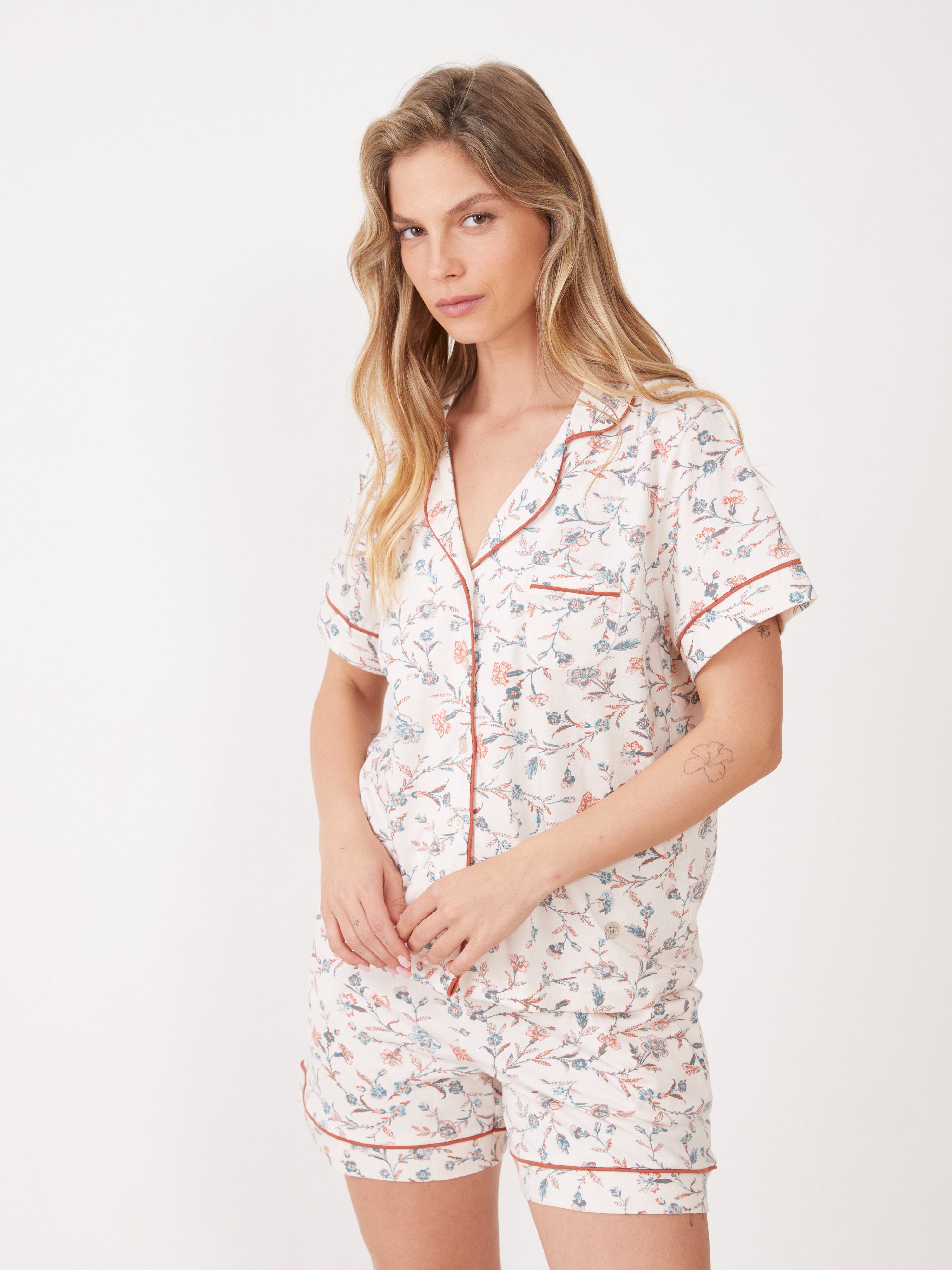 סט פיג'מה מכופתרת קצרה