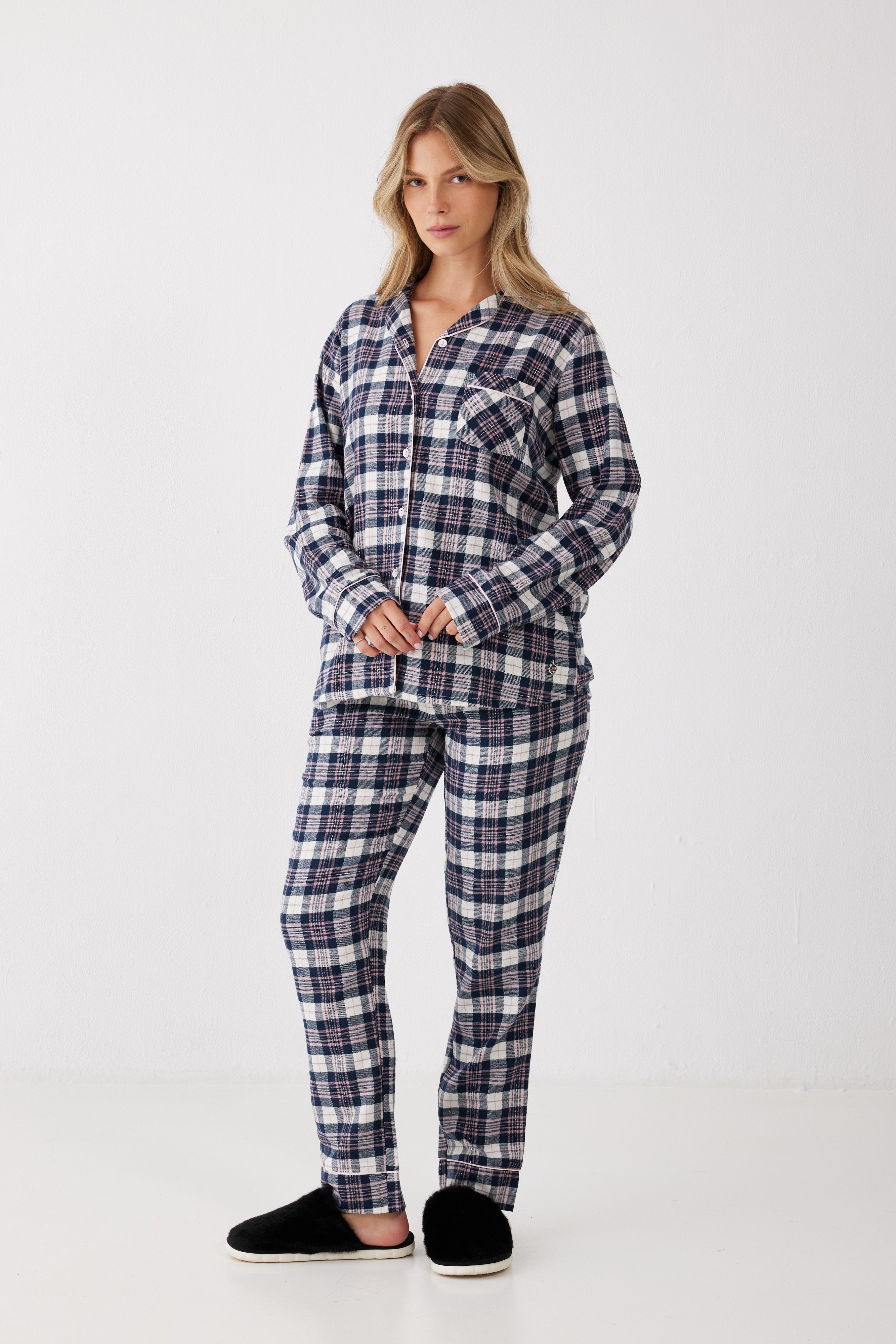 פיג'מת פלנל מכופתרת משבצות