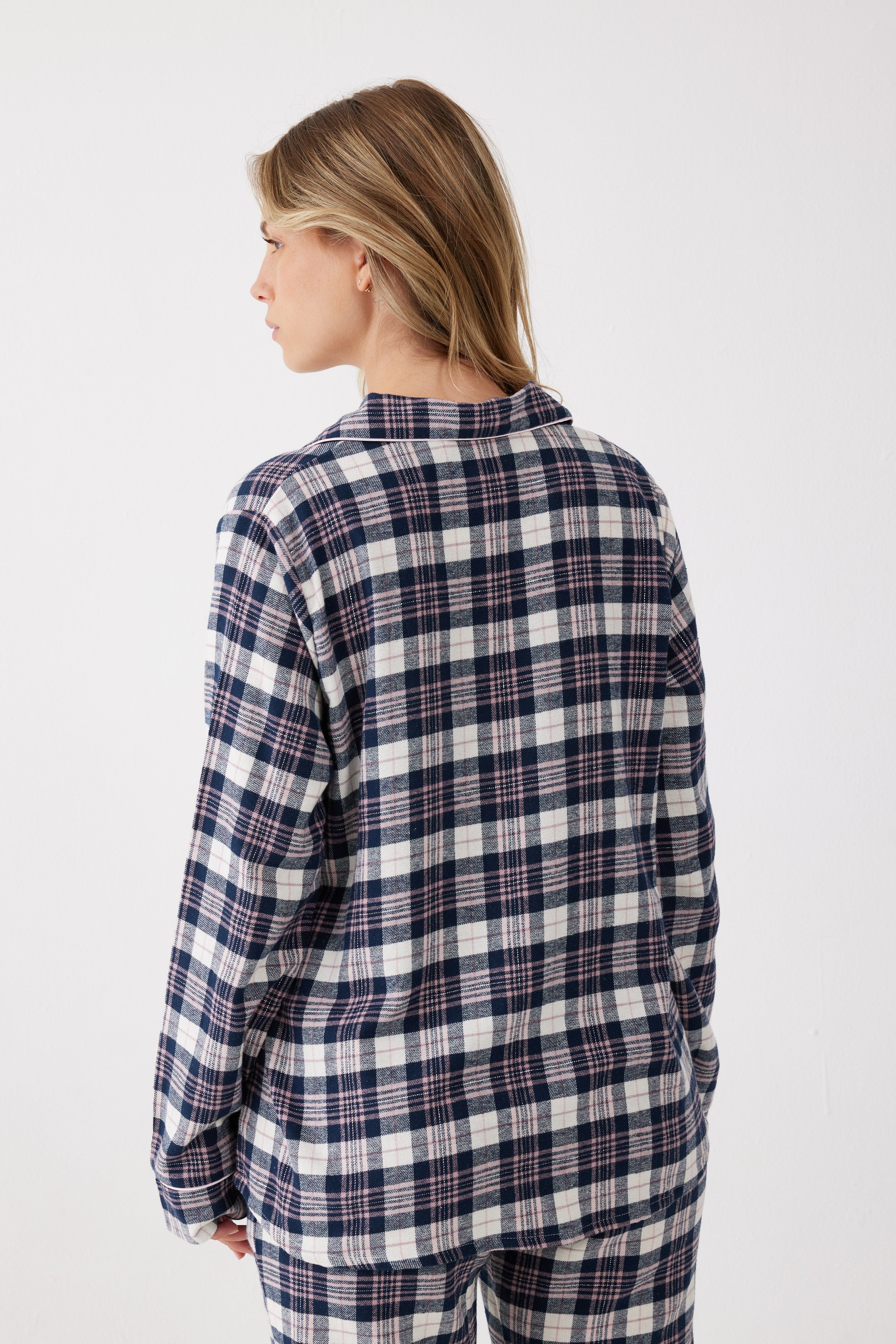 פיג'מת פלנל מכופתרת משבצות