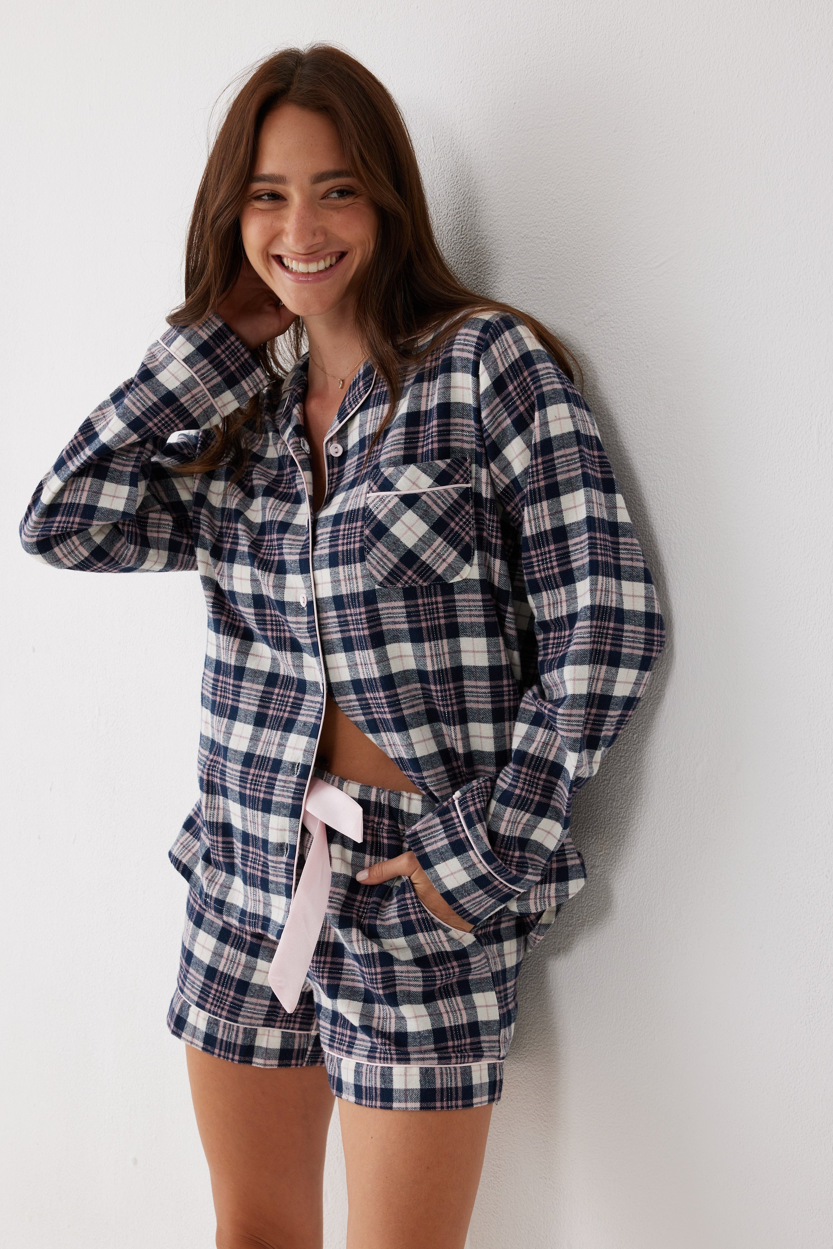 פיג'מת פלנל מכופתרת משבצות מכנס קצר