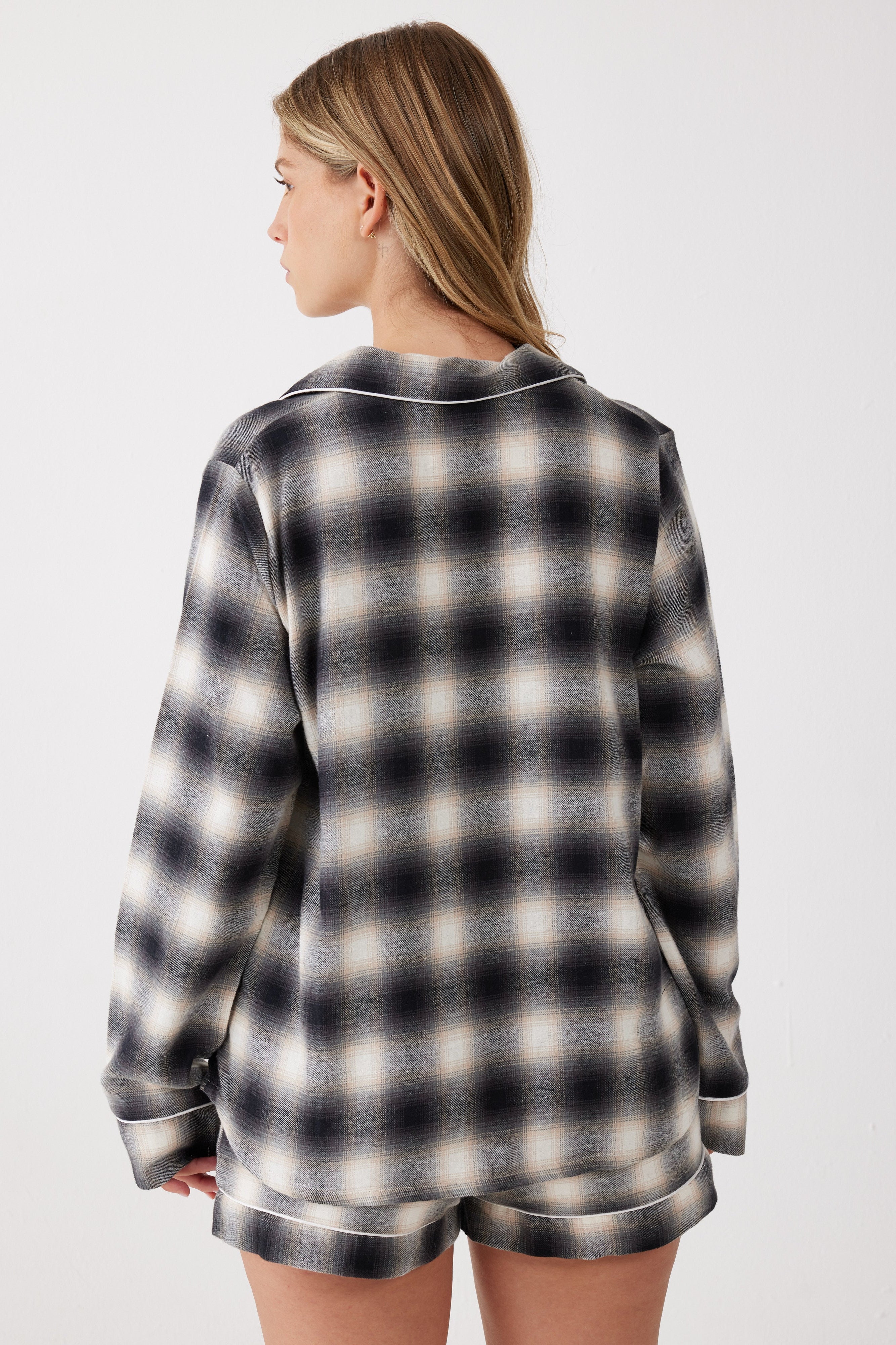 פיג'מת פלנל מכופתרת משבצות מכנס קצר