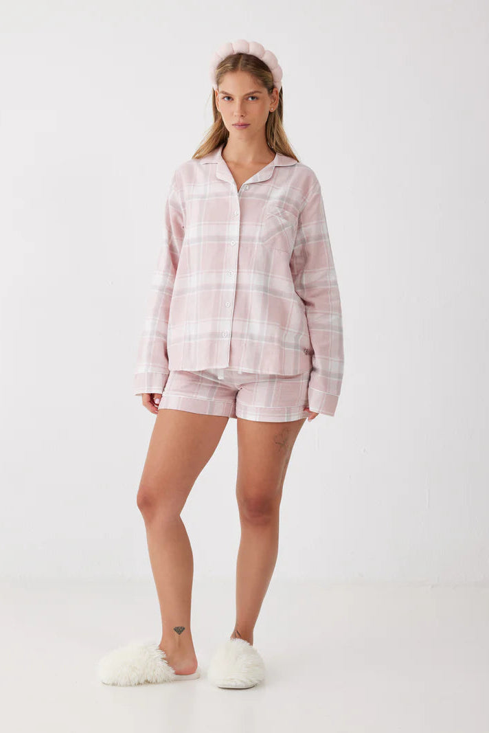 פיג'מת פלנל מכופתרת משבצות מכנס קצר