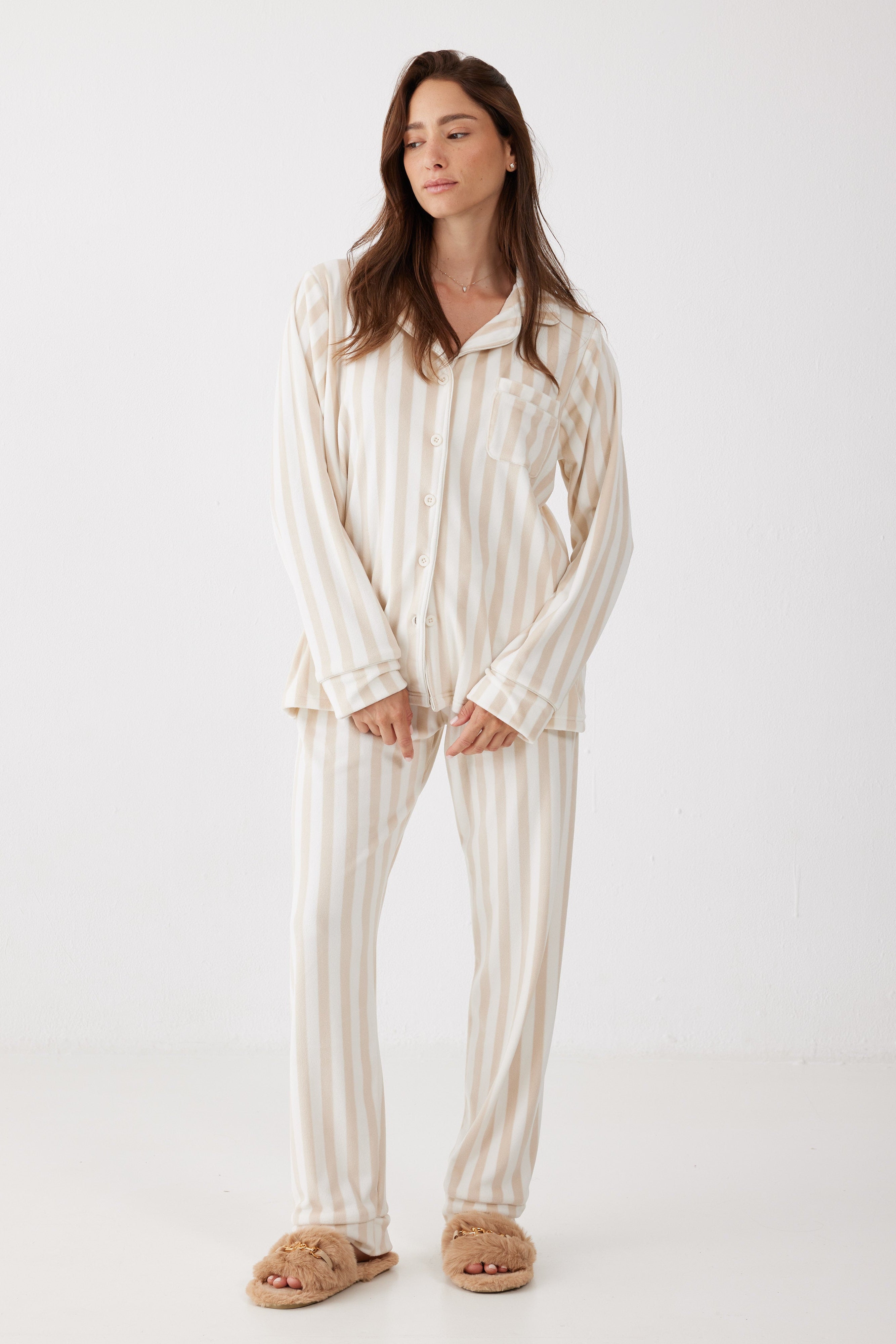 פיג'מת קטיפה מכופתרת