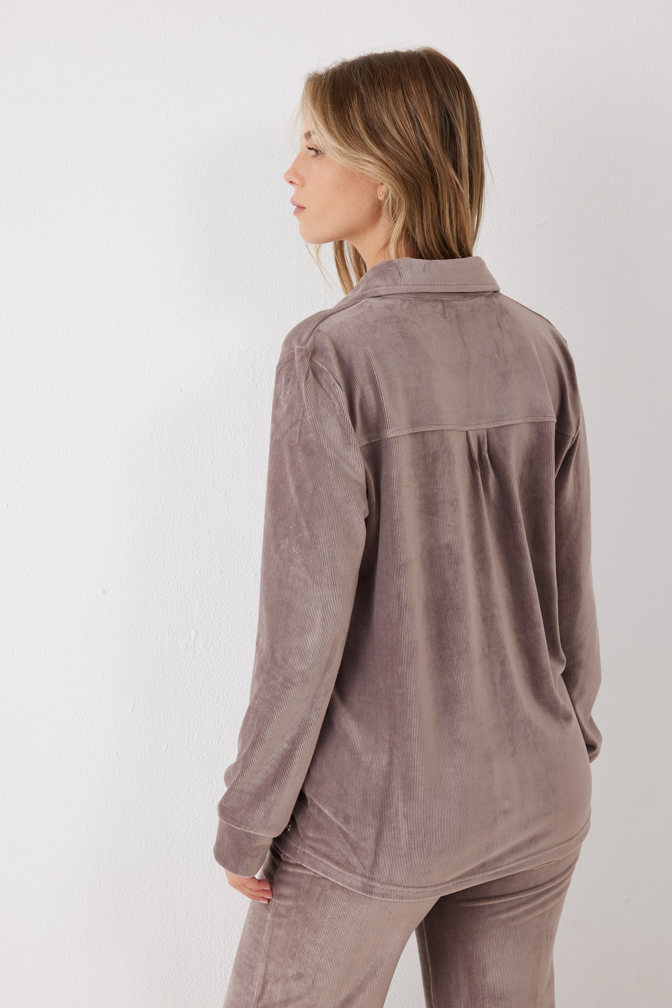 חליפת פנאי מכופתרת פסים קטיפה