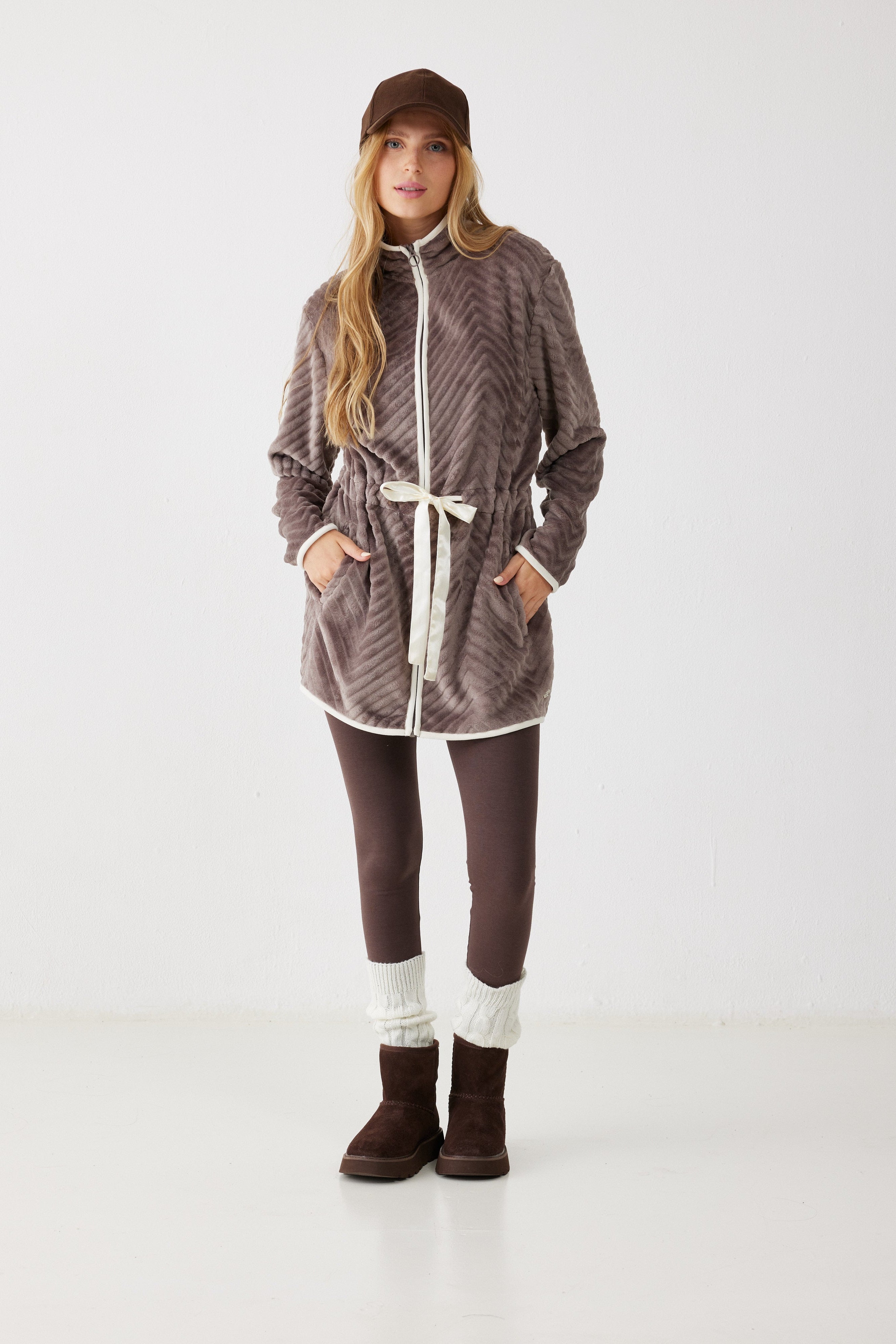 ג'קט פלאפי עם צווארון גבוה