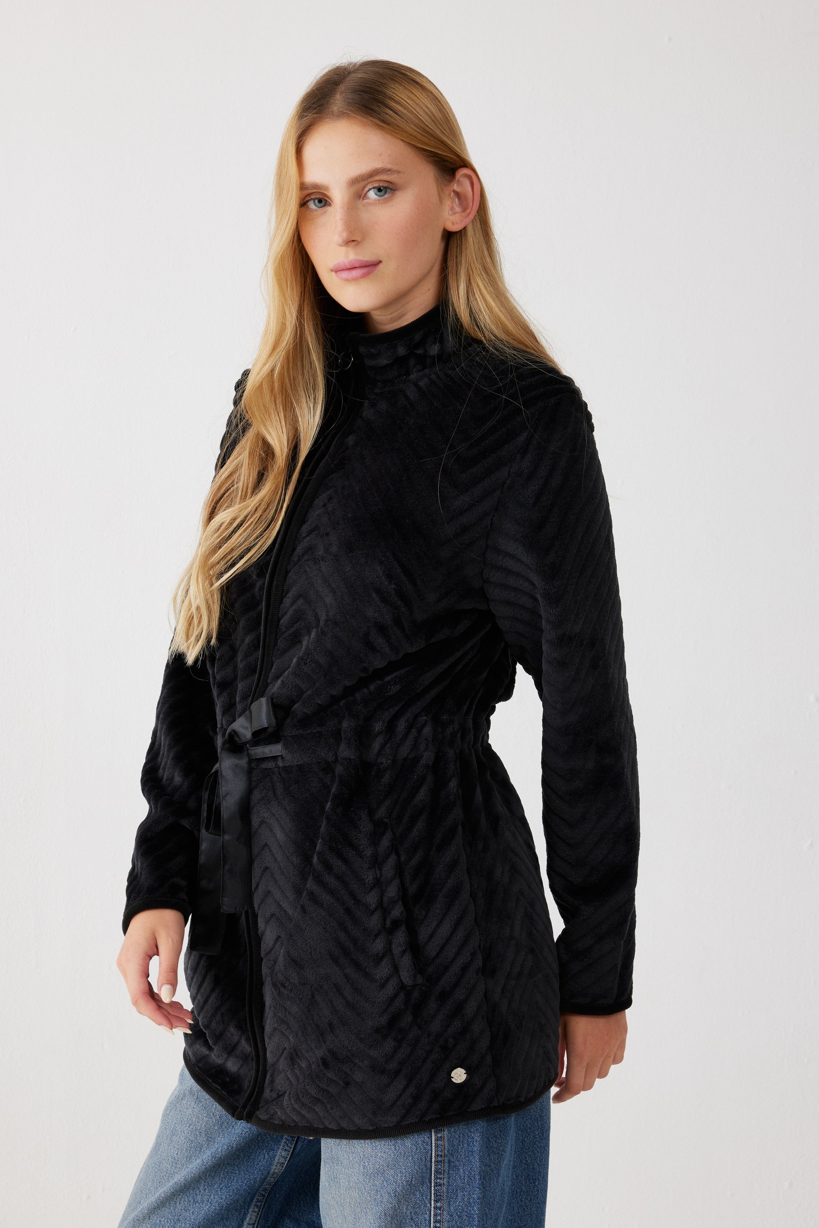 ג'קט פלאפי עם צווארון גבוה