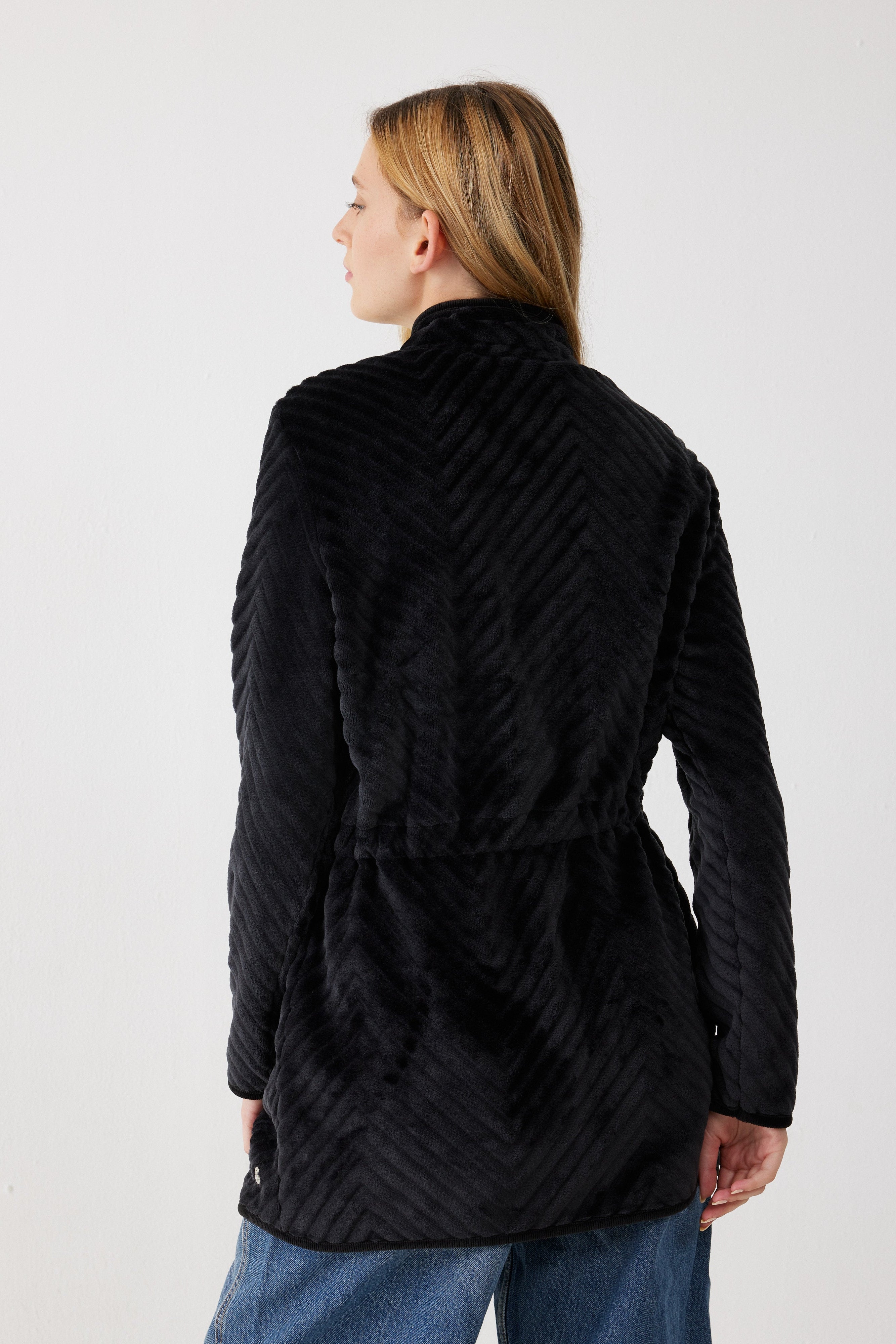 ג'קט פלאפי עם צווארון גבוה