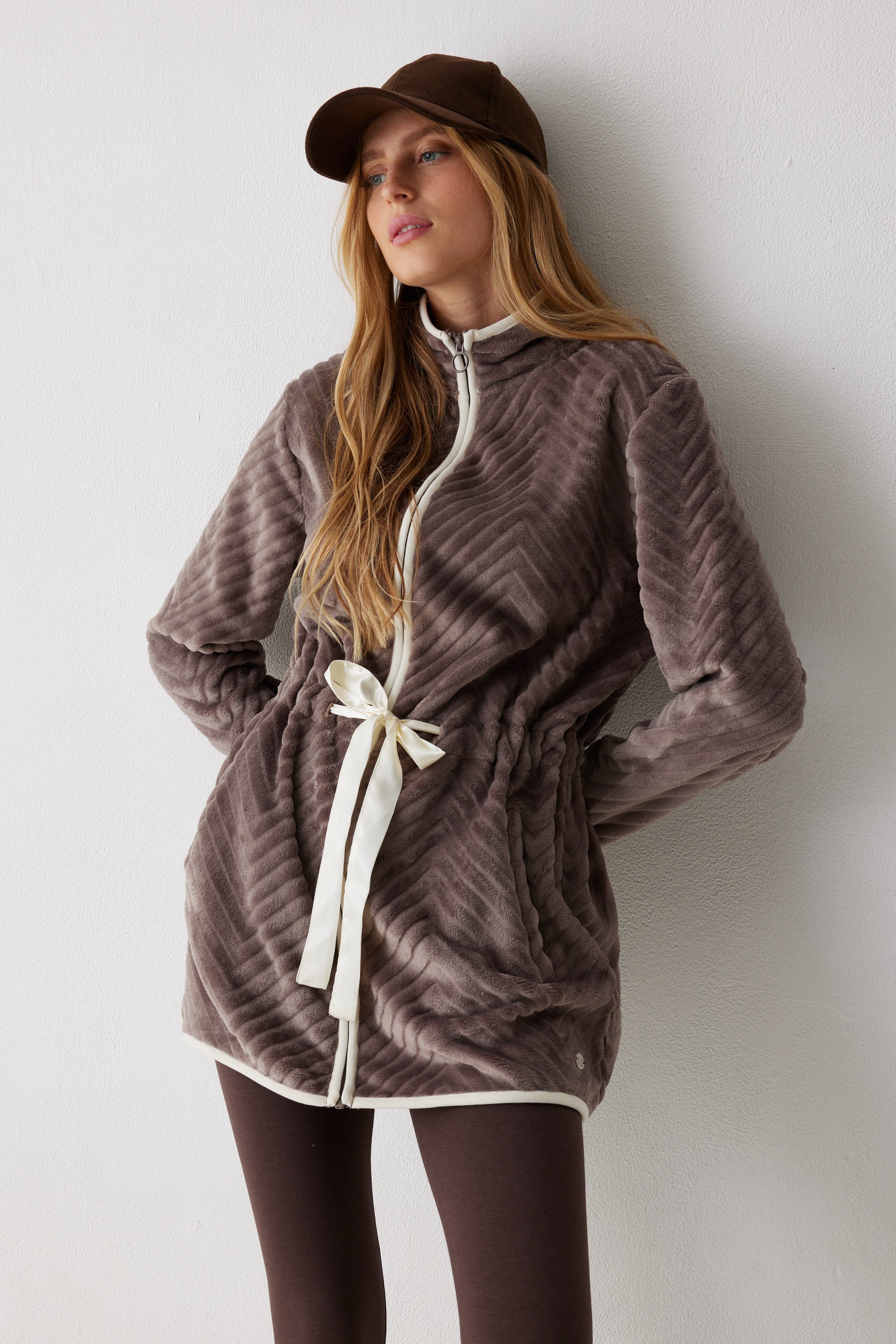 ג'קט פלאפי עם צווארון גבוה