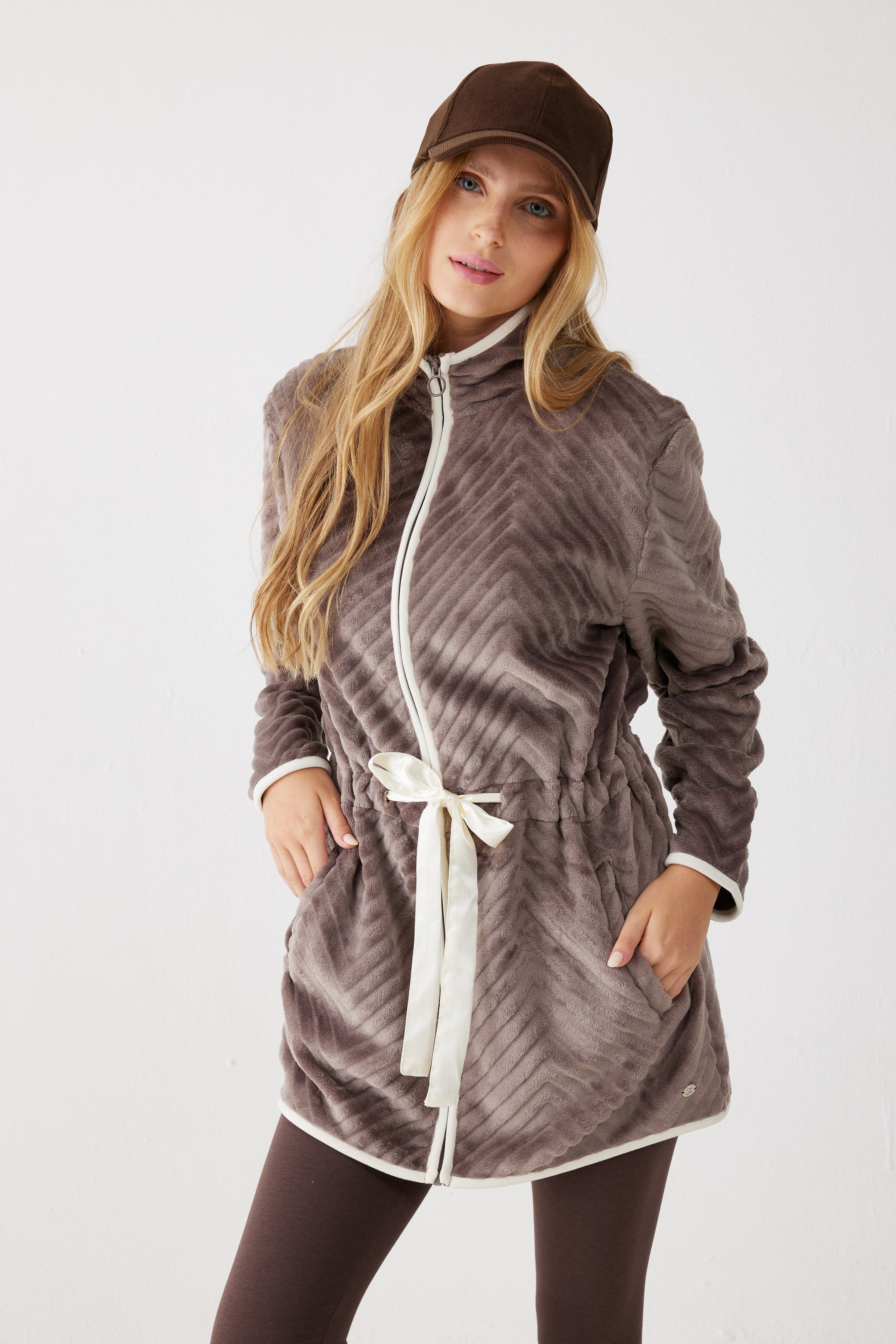 ג'קט פלאפי עם צווארון גבוה