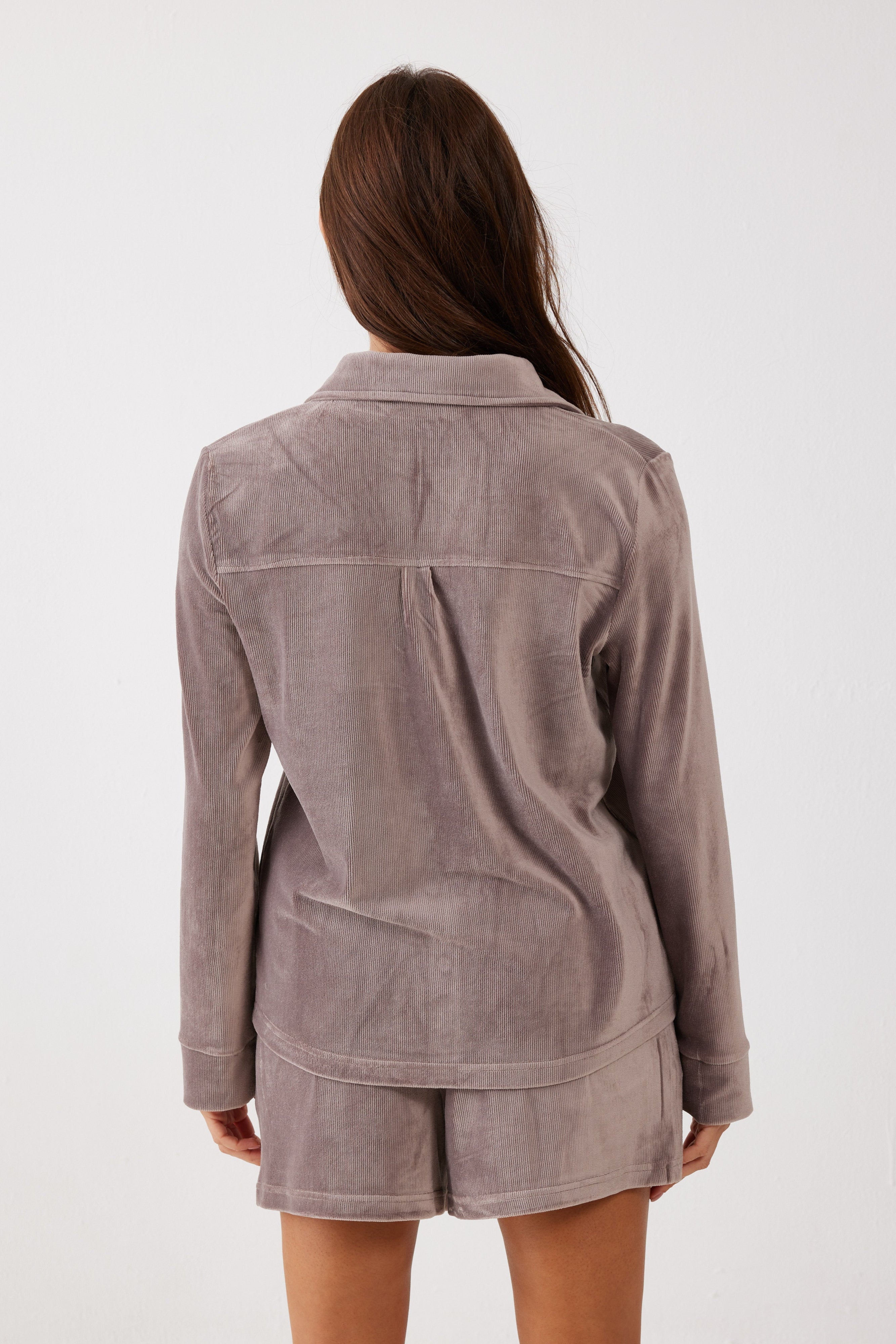 חליפת פנאי מכופתרת מכנסיים קצרים פסים קטיפה