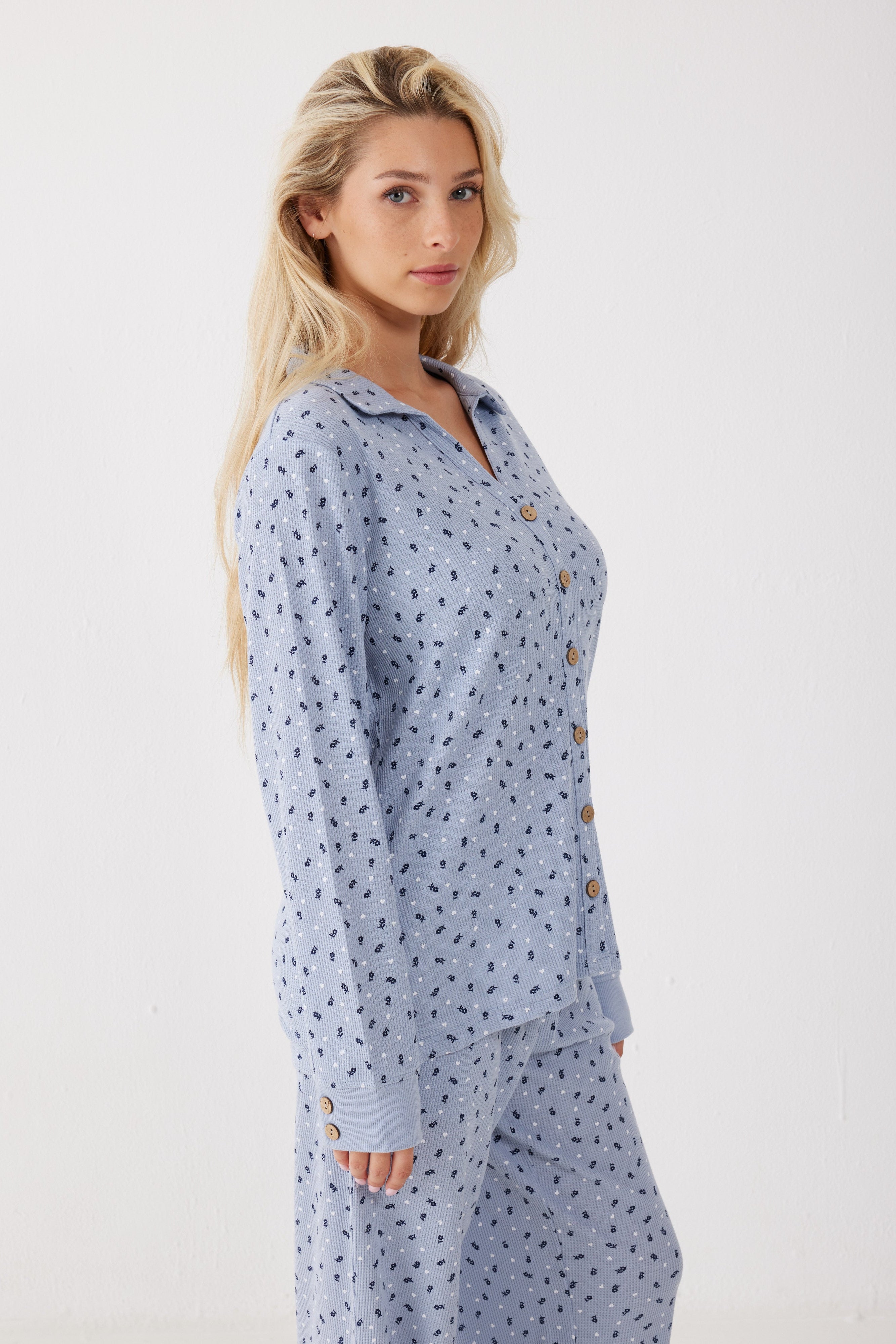 פיג'מה מכופתרת פרחים וואפל