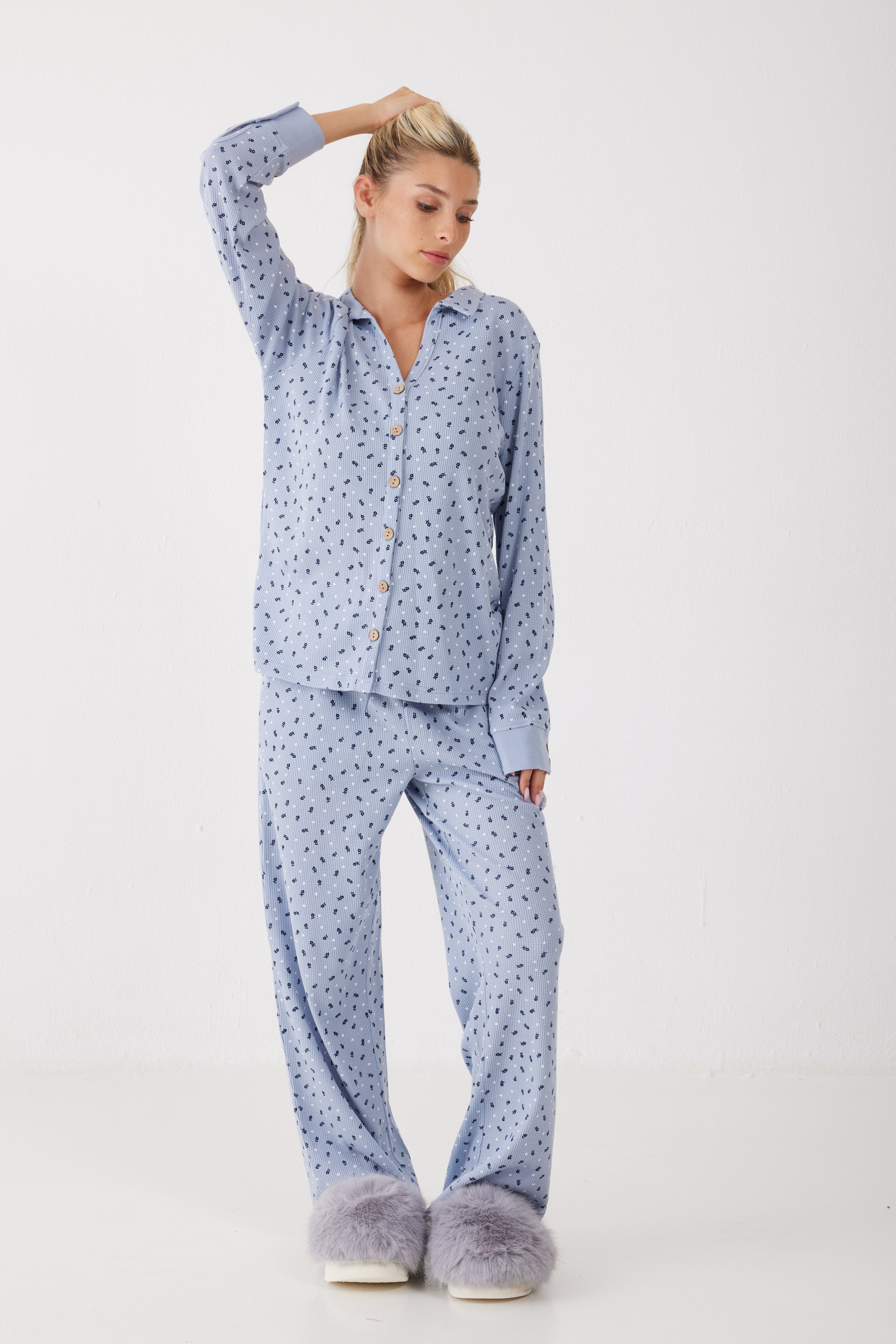 פיג'מה מכופתרת פרחים וואפל