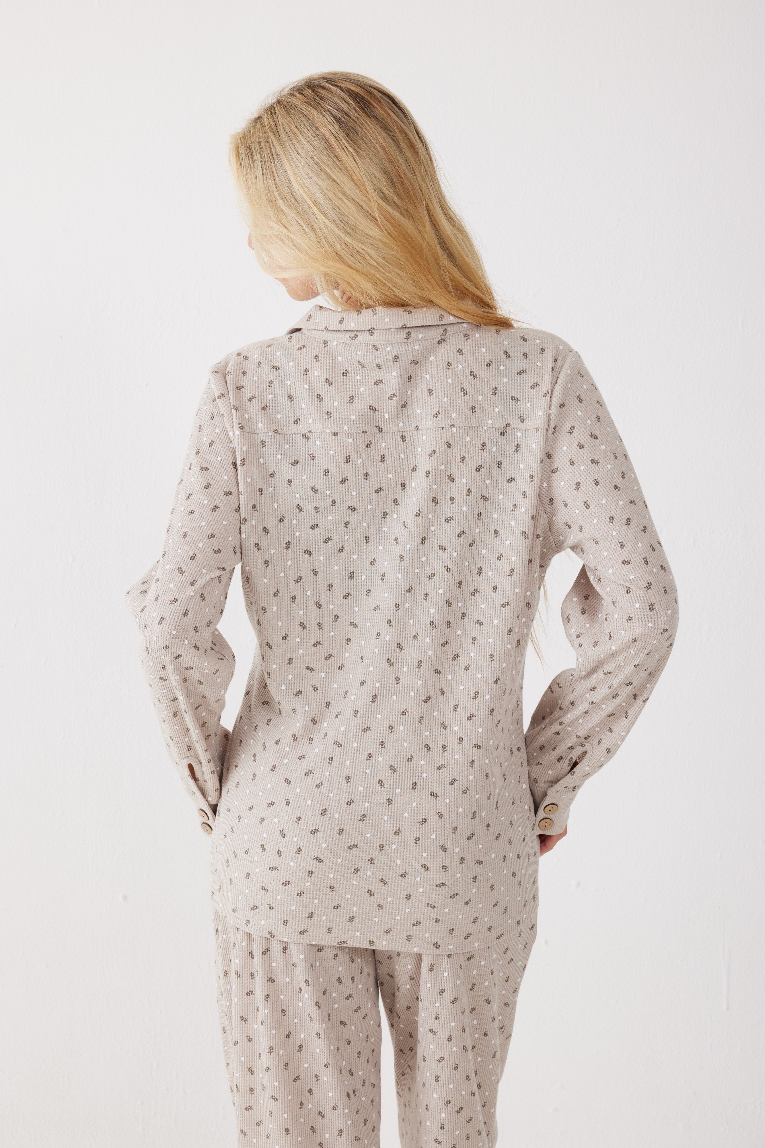 פיג'מה מכופתרת פרחים וואפל