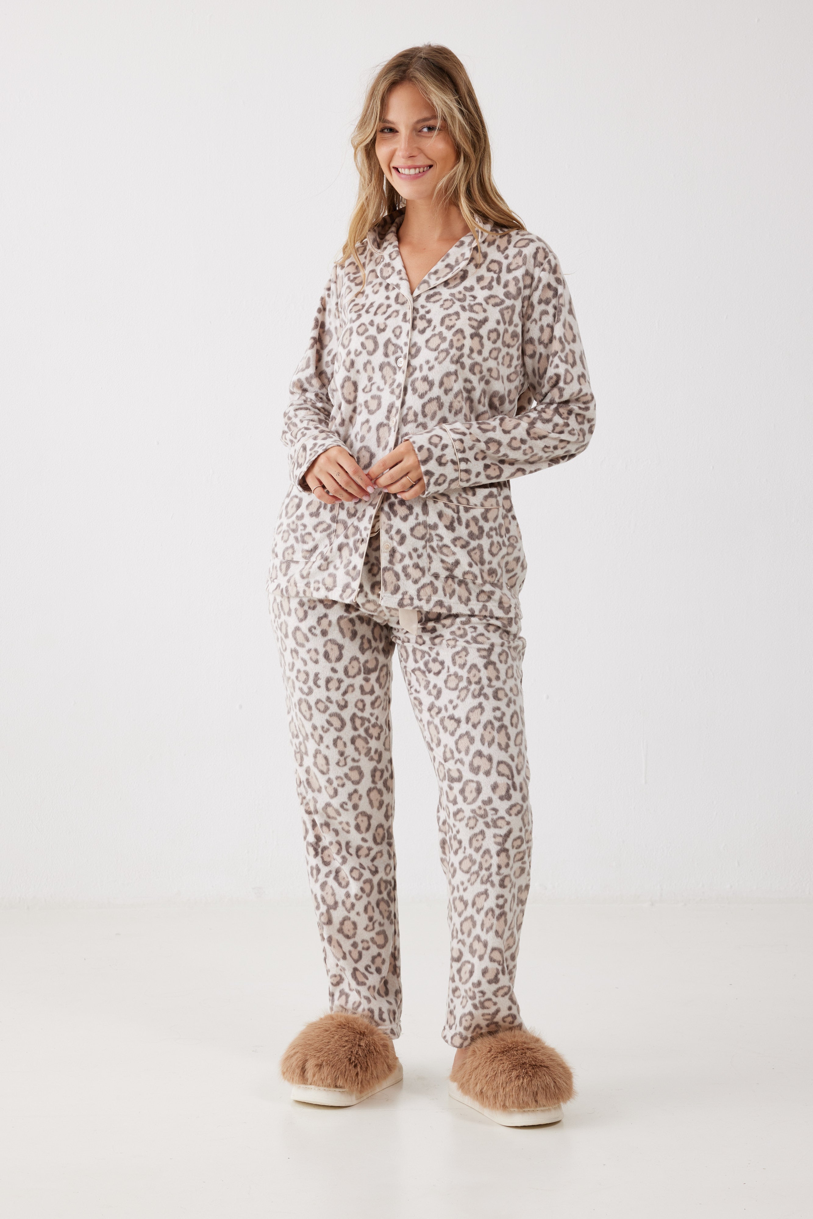 פיג'מה מנומרת מכופתרת מינק