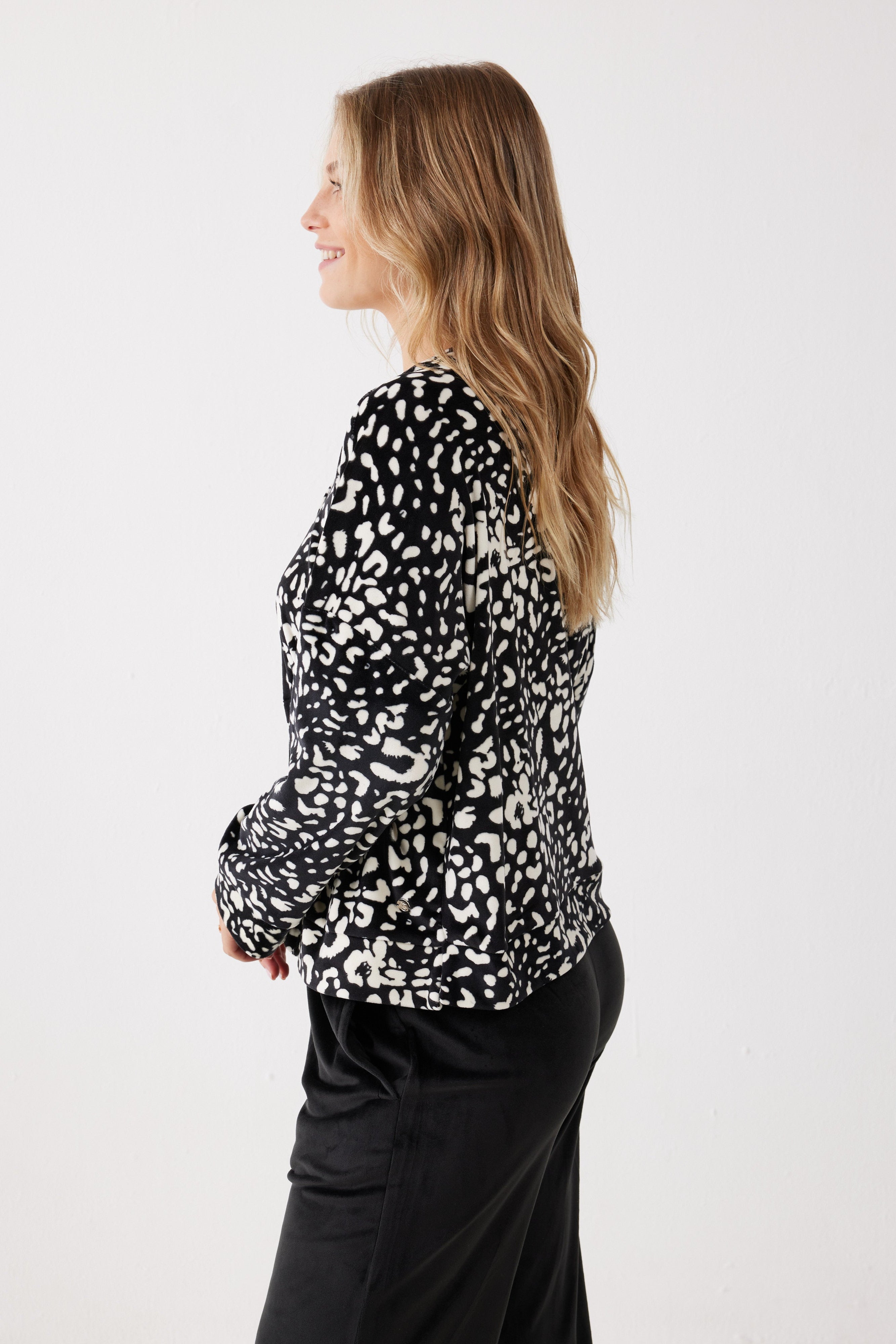 חליפת פנאי מנומרת קטיפה