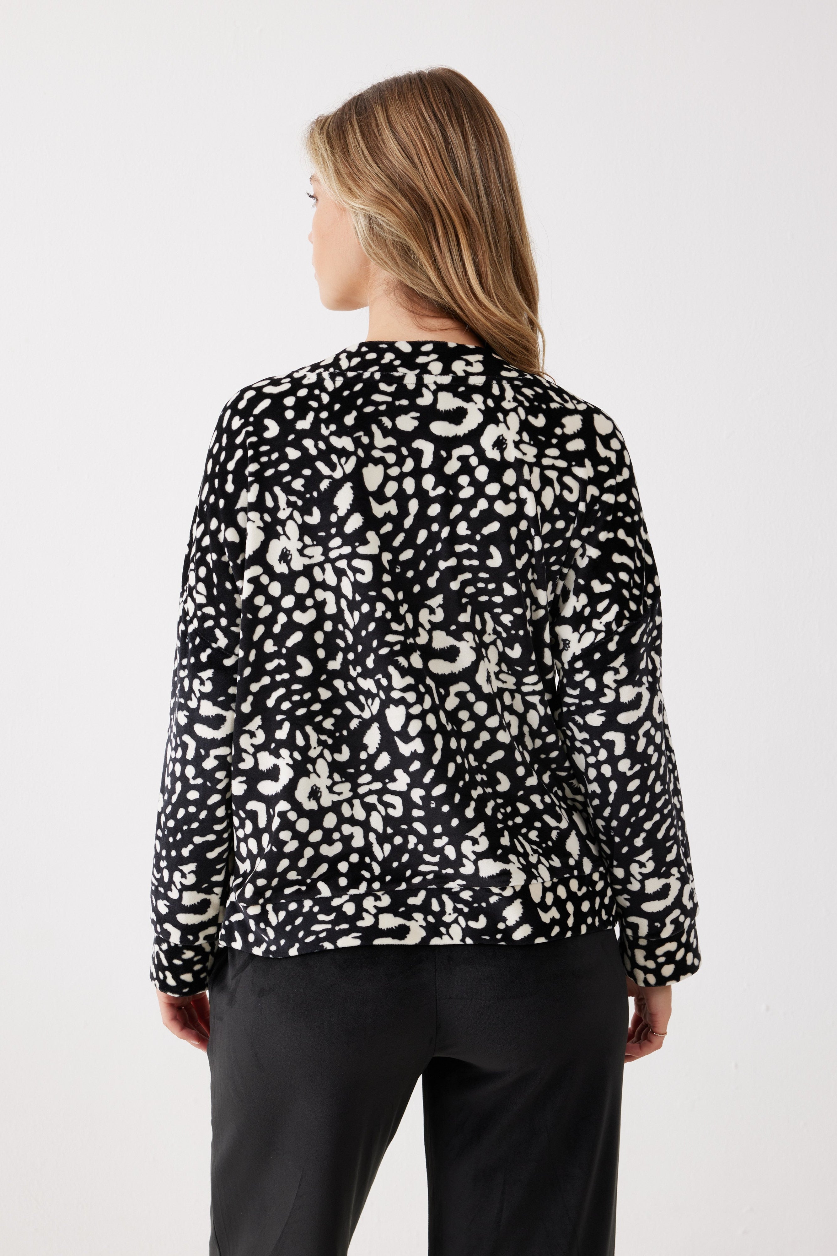 חליפת פנאי מנומרת קטיפה