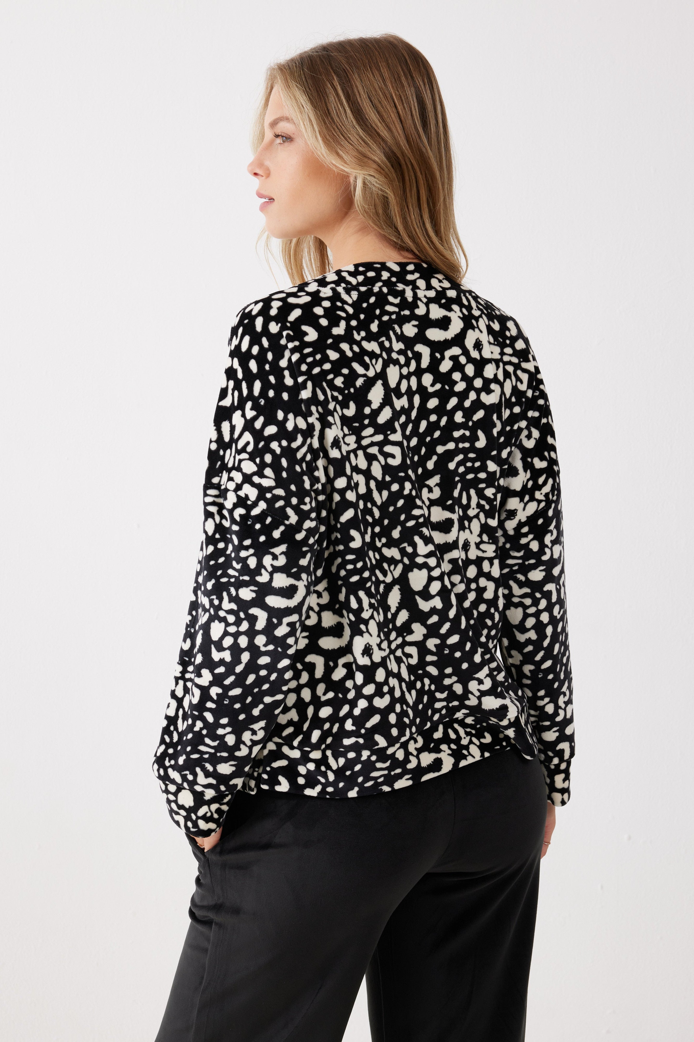 חליפת פנאי מנומרת קטיפה