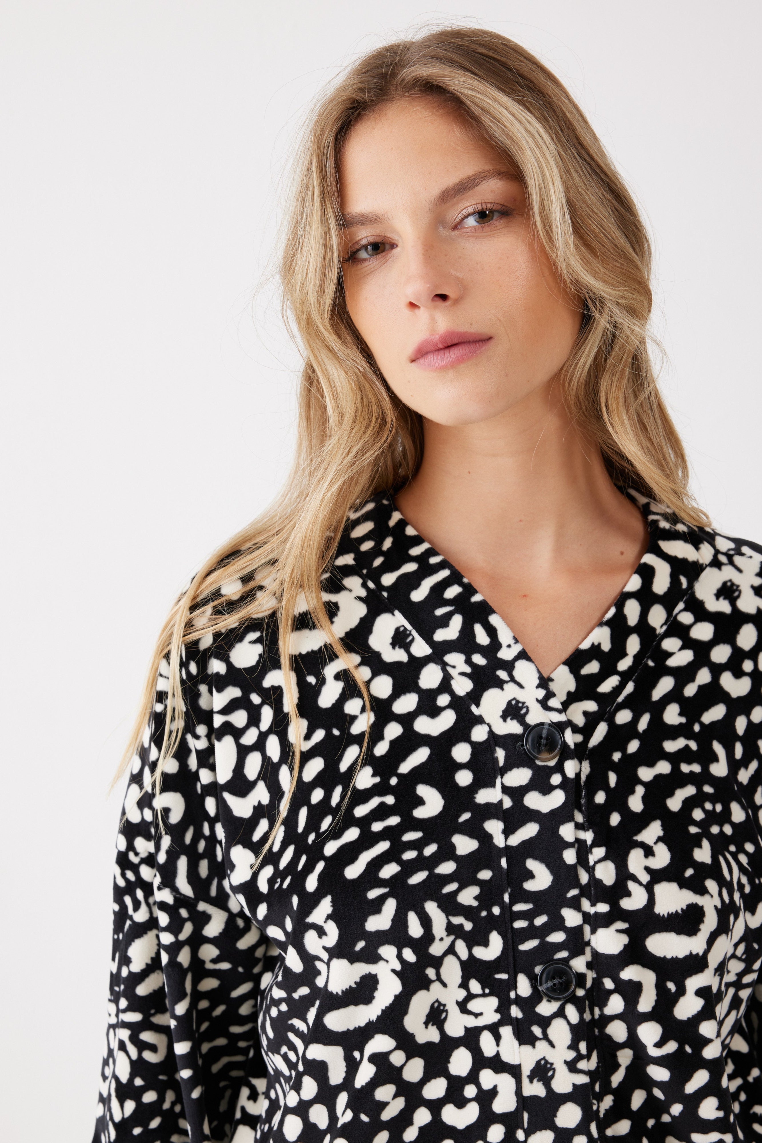 חליפת פנאי מנומרת קטיפה