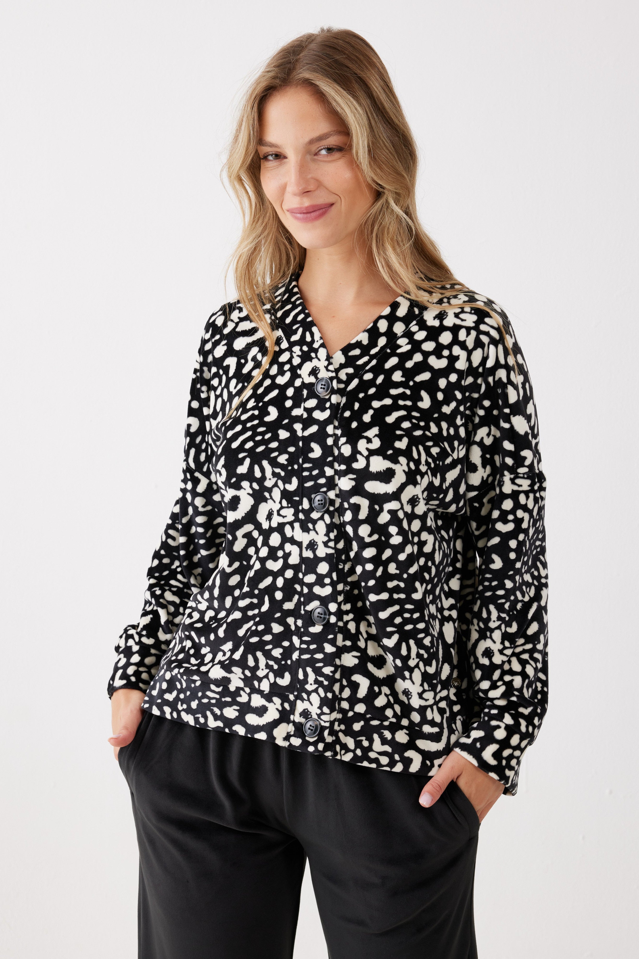 חליפת פנאי מנומרת קטיפה