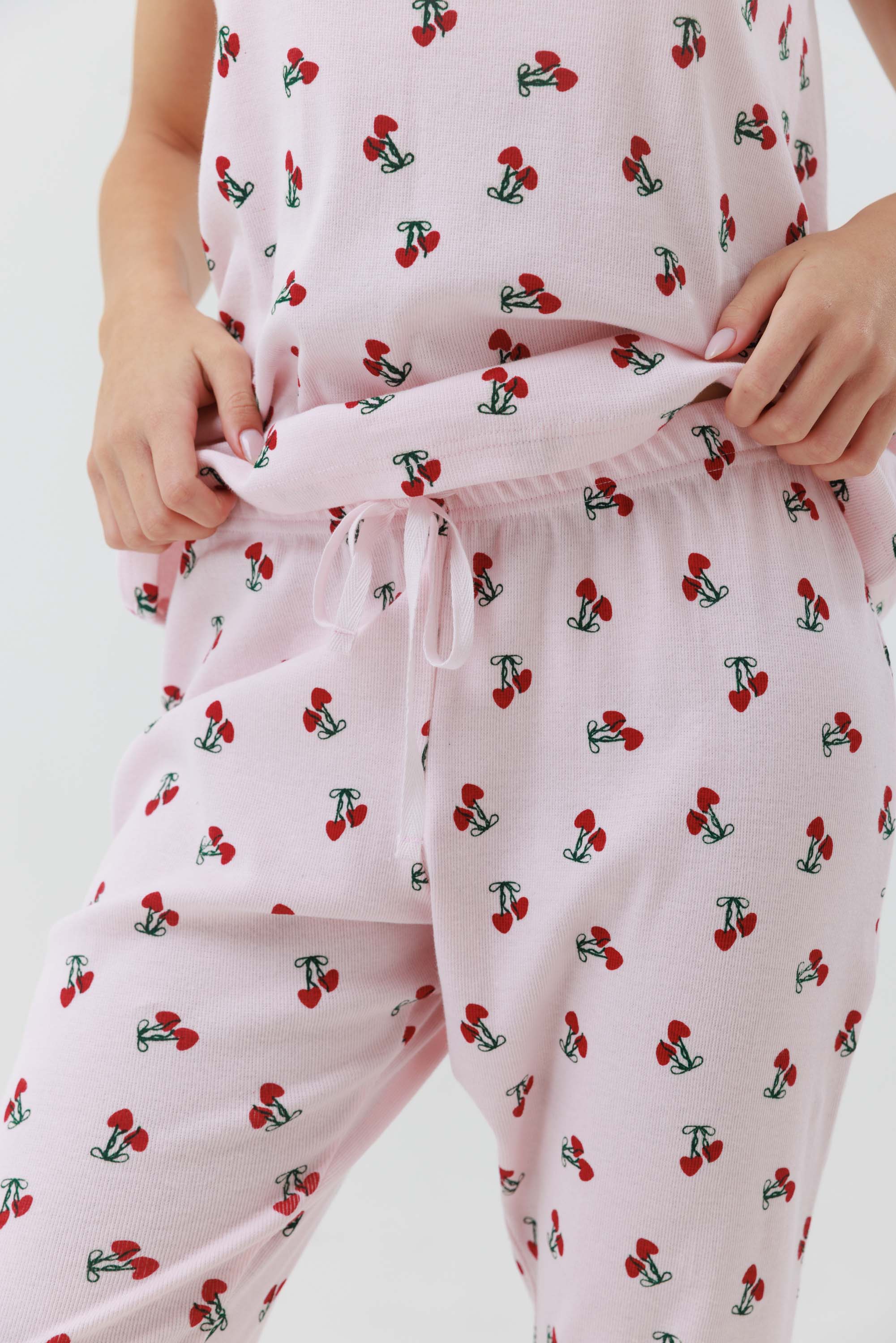 סט פיג'מה לנשים בצבע ורוד עם הדפס דובדבנים, כולל גופייה ומכנסי 7/8