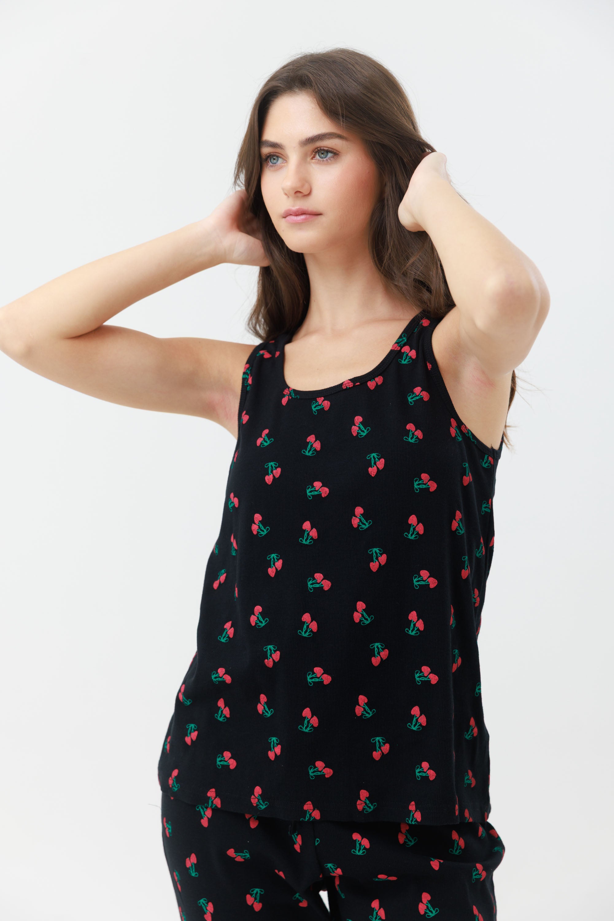 סט פיג'מה לנשים בצבע ורוד עם הדפס דובדבנים, כולל גופייה ומכנסי 7/8