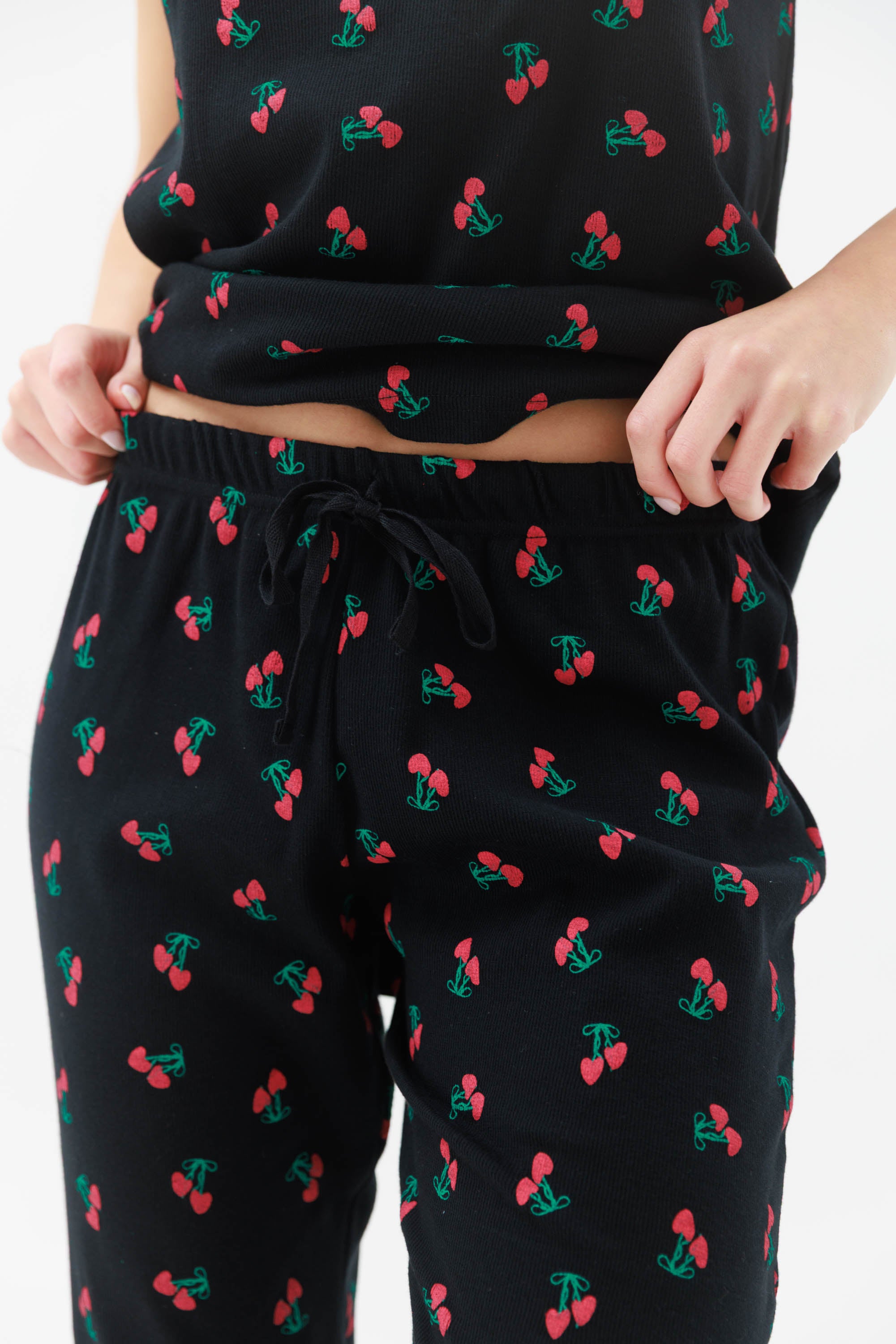 סט פיג'מה לנשים בצבע ורוד עם הדפס דובדבנים, כולל גופייה ומכנסי 7/8