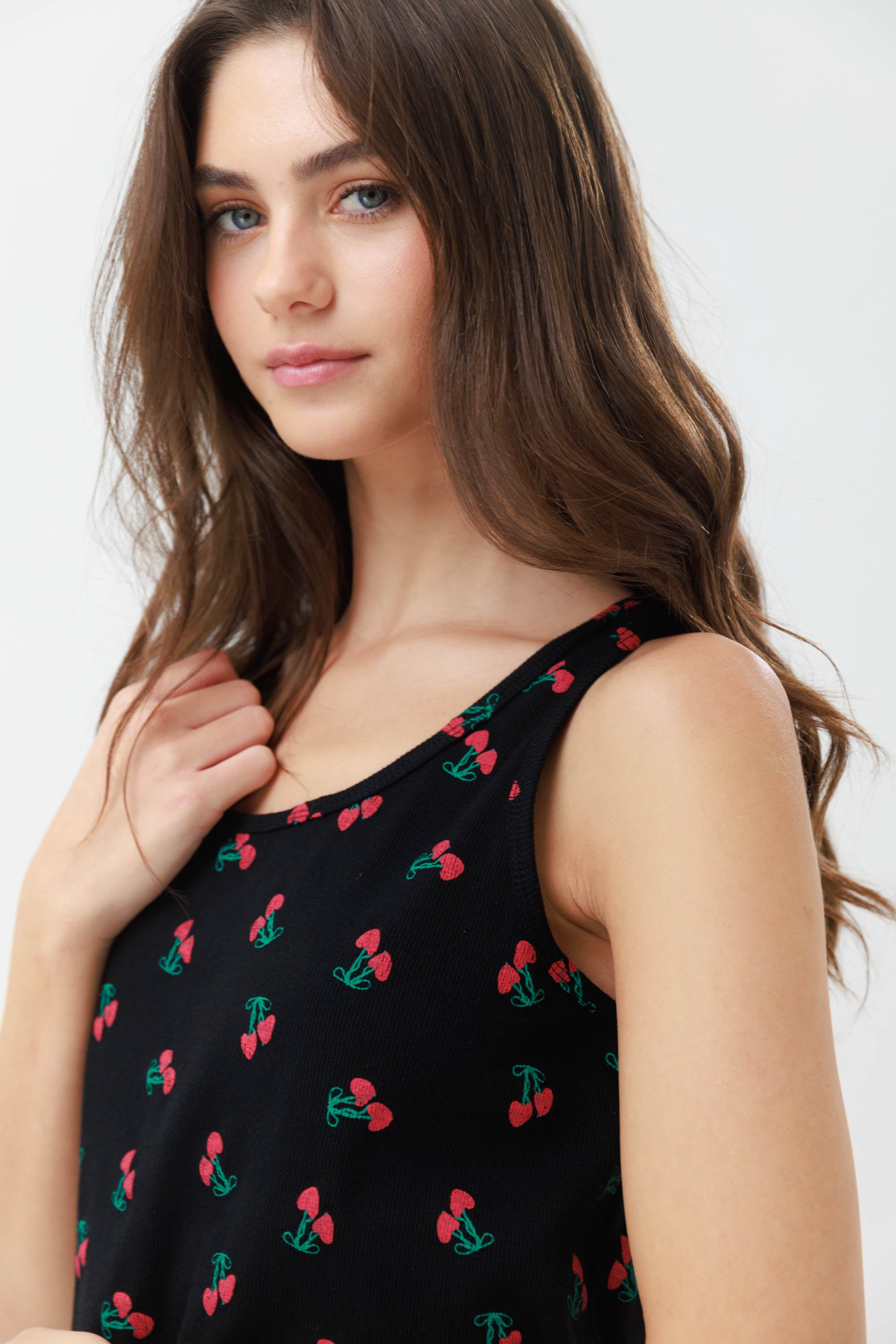 סט פיג'מה לנשים בצבע ורוד עם הדפס דובדבנים, כולל גופייה ומכנסי 7/8