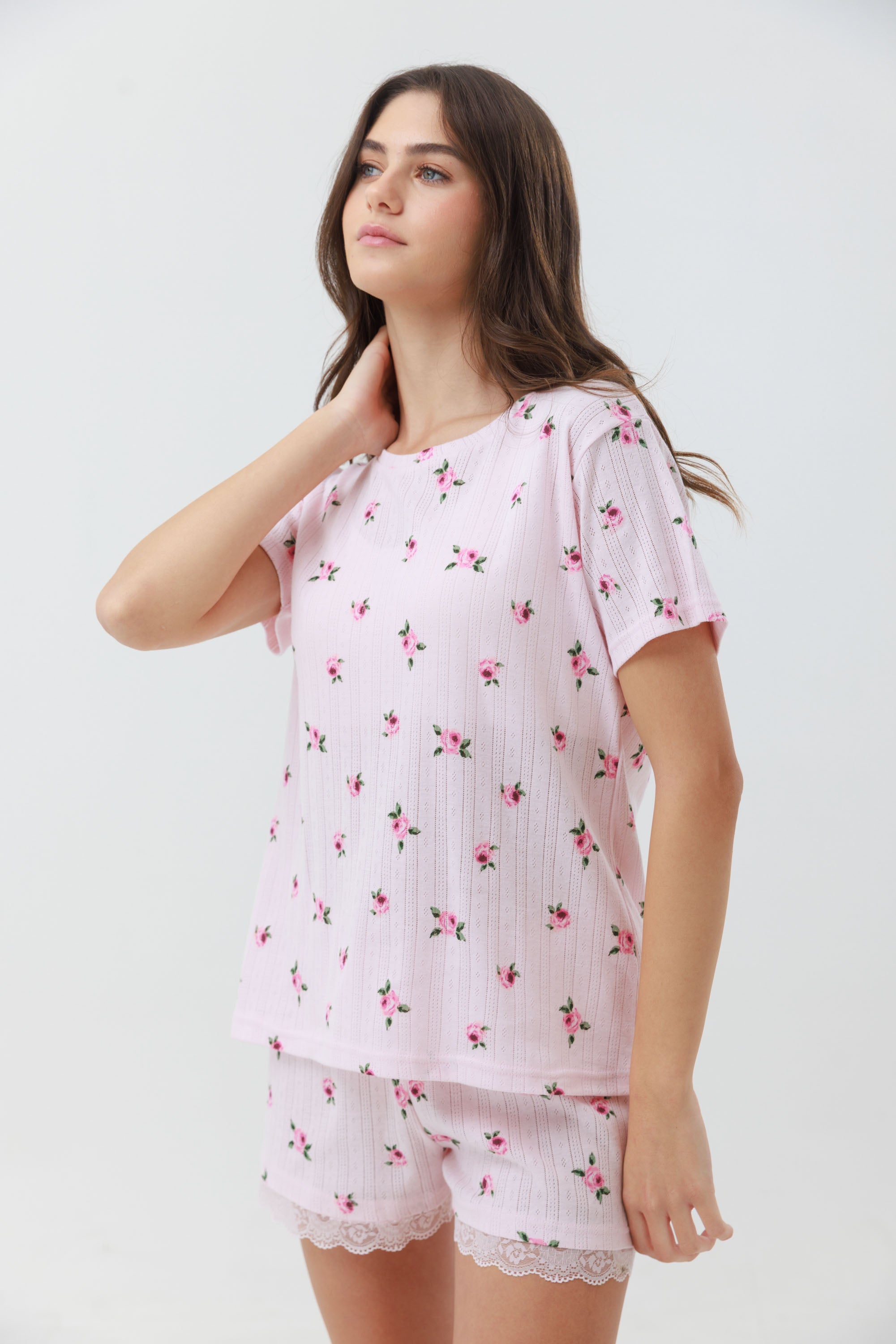 סט פיג'מה קיץ צבע ורוד לנשים מבד פואנטל 100% כותנה עם הדפס ורדים וסיומת תחרה