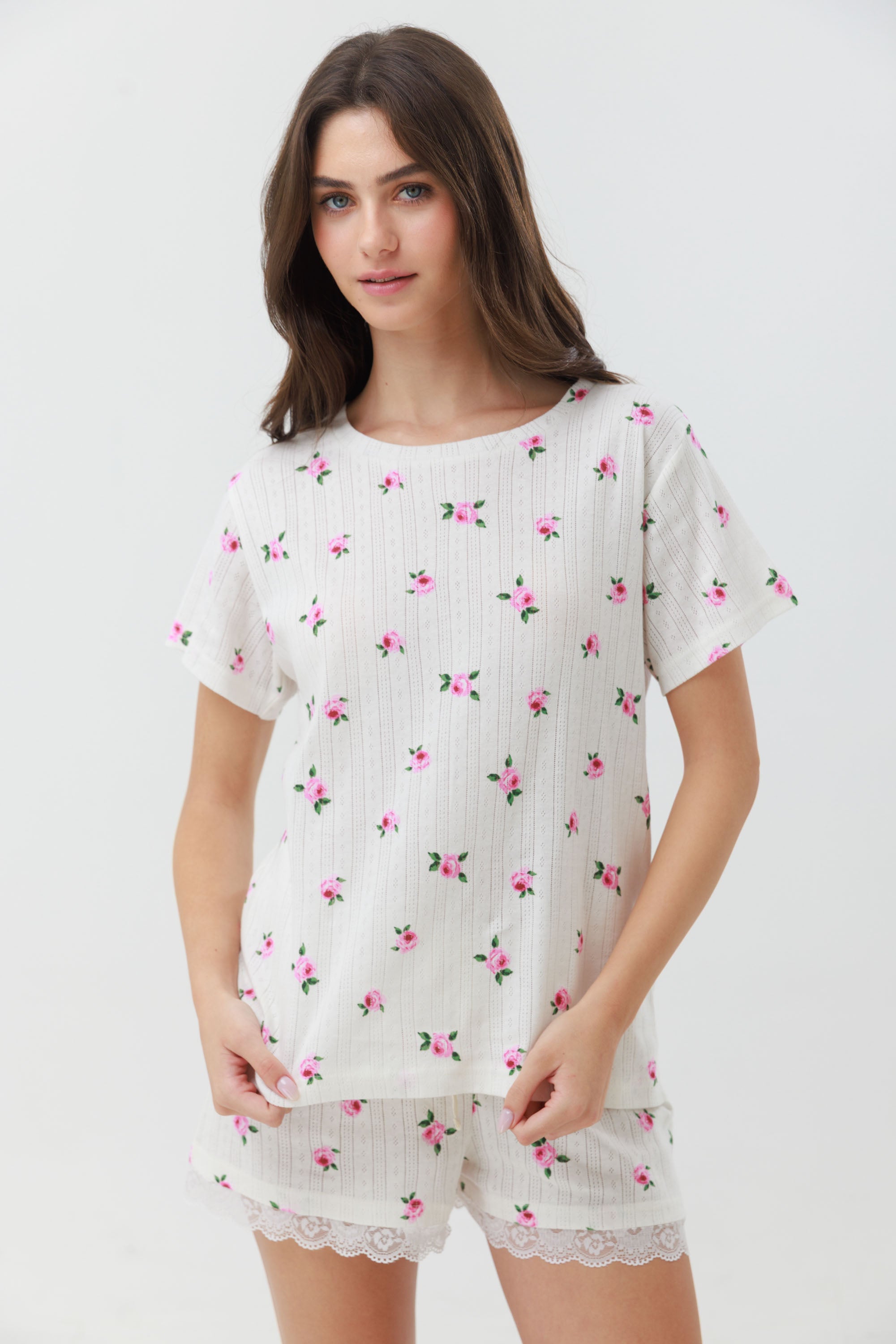 סט פיג'מה קיץ צבע שמנת לנשים מבד פואנטל 100% כותנה עם הדפס ורדים וסיומת תחרה