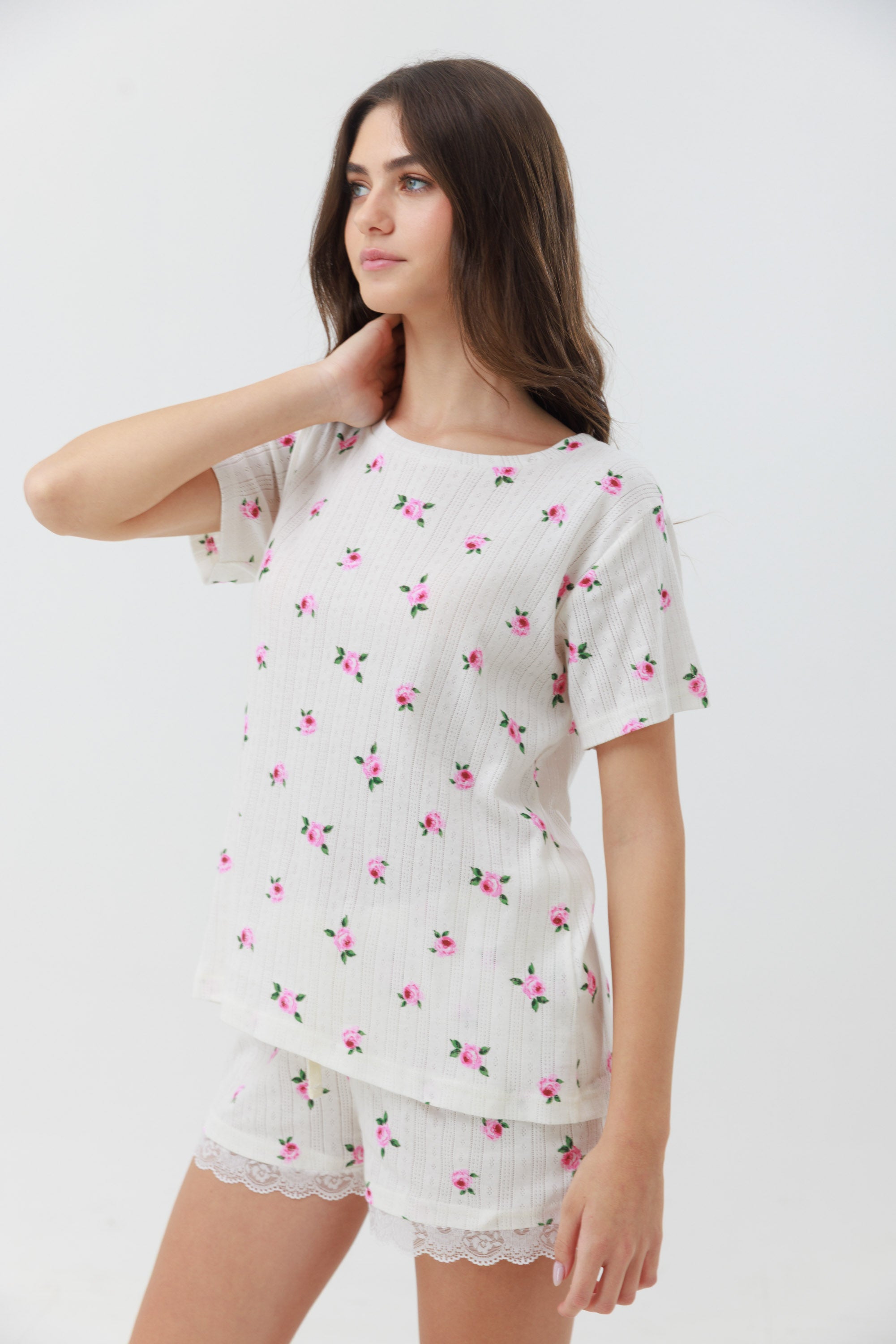 סט פיג'מה קיץ צבע שמנת לנשים מבד פואנטל 100% כותנה עם הדפס ורדים וסיומת תחרה