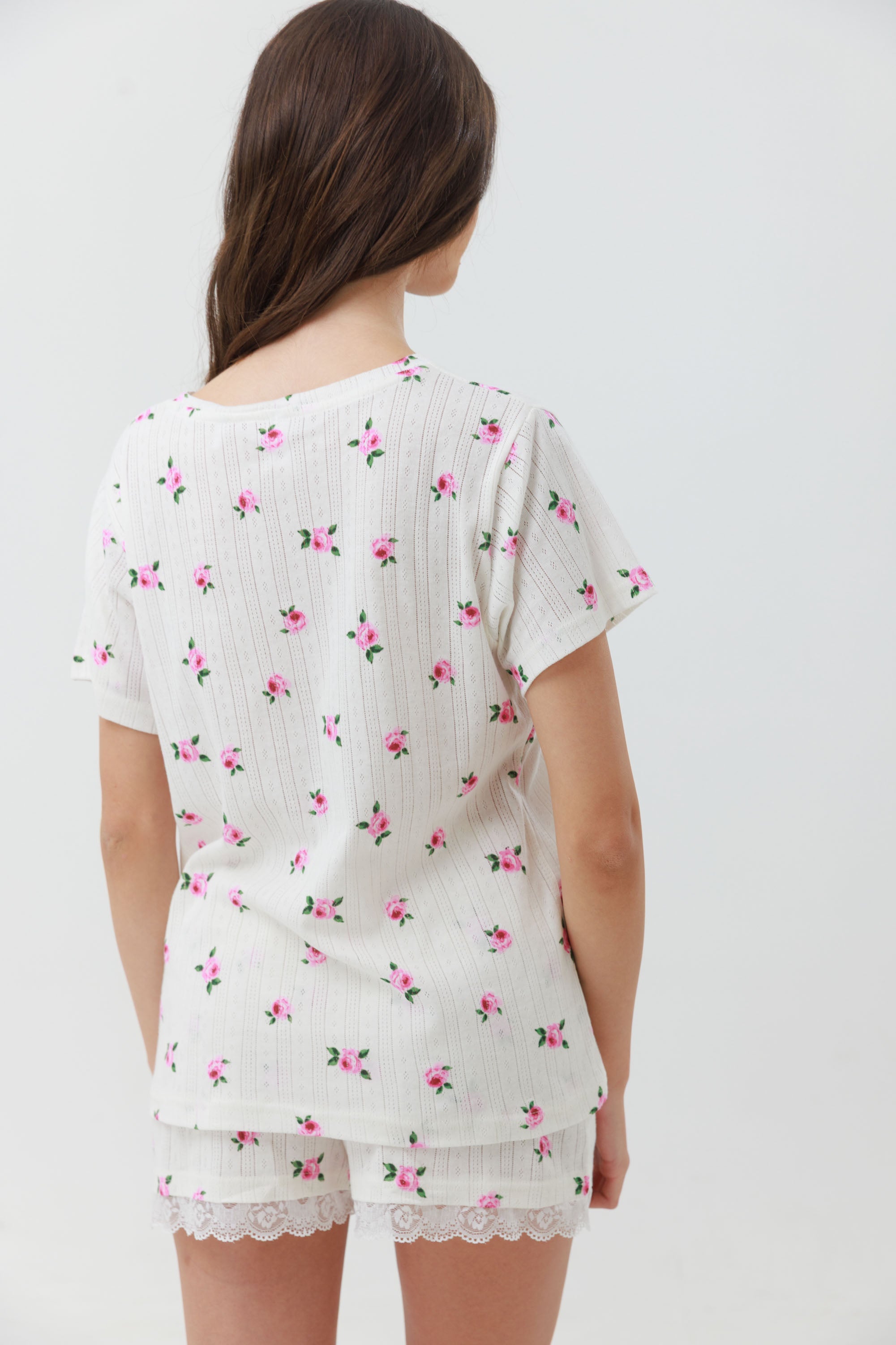 סט פיג'מה קיץ צבע שמנת לנשים מבד פואנטל 100% כותנה עם הדפס ורדים וסיומת תחרה