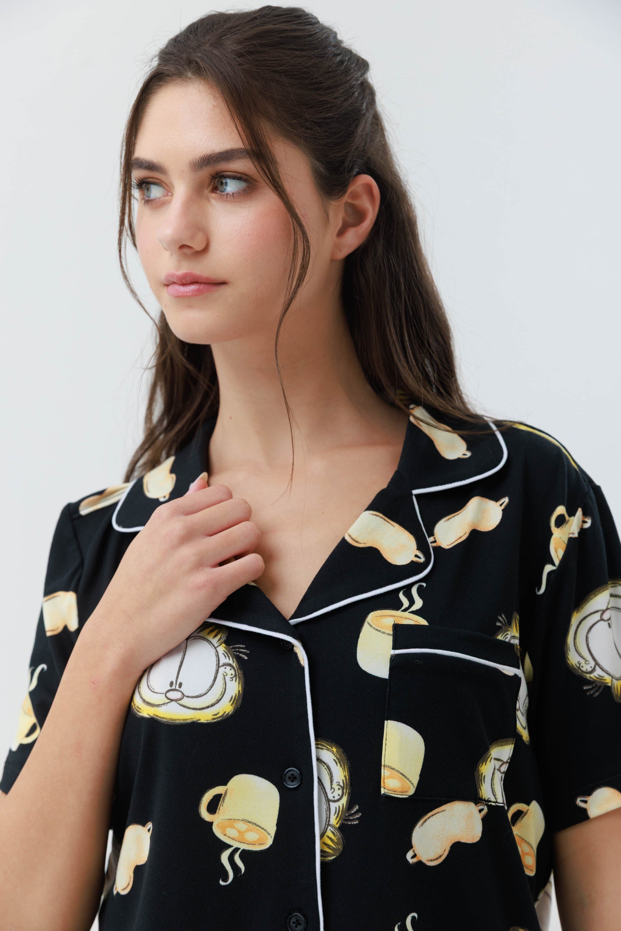 Yummy Print – פיג'מת גרפילד לנשים מכופתרת מכנס ארוך