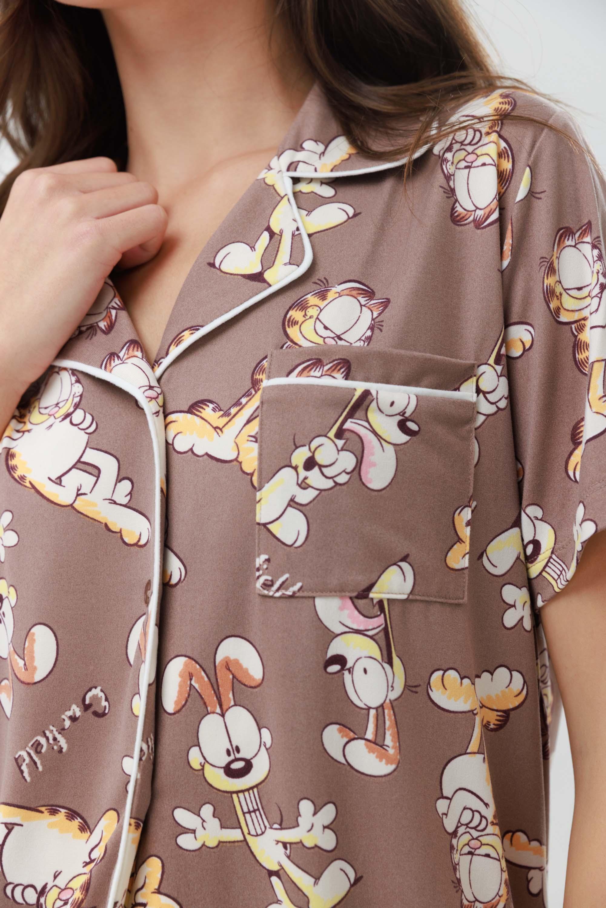 Yummy Print – פיג'מת גרפילד לנשים מכופתרת מכנס ארוך