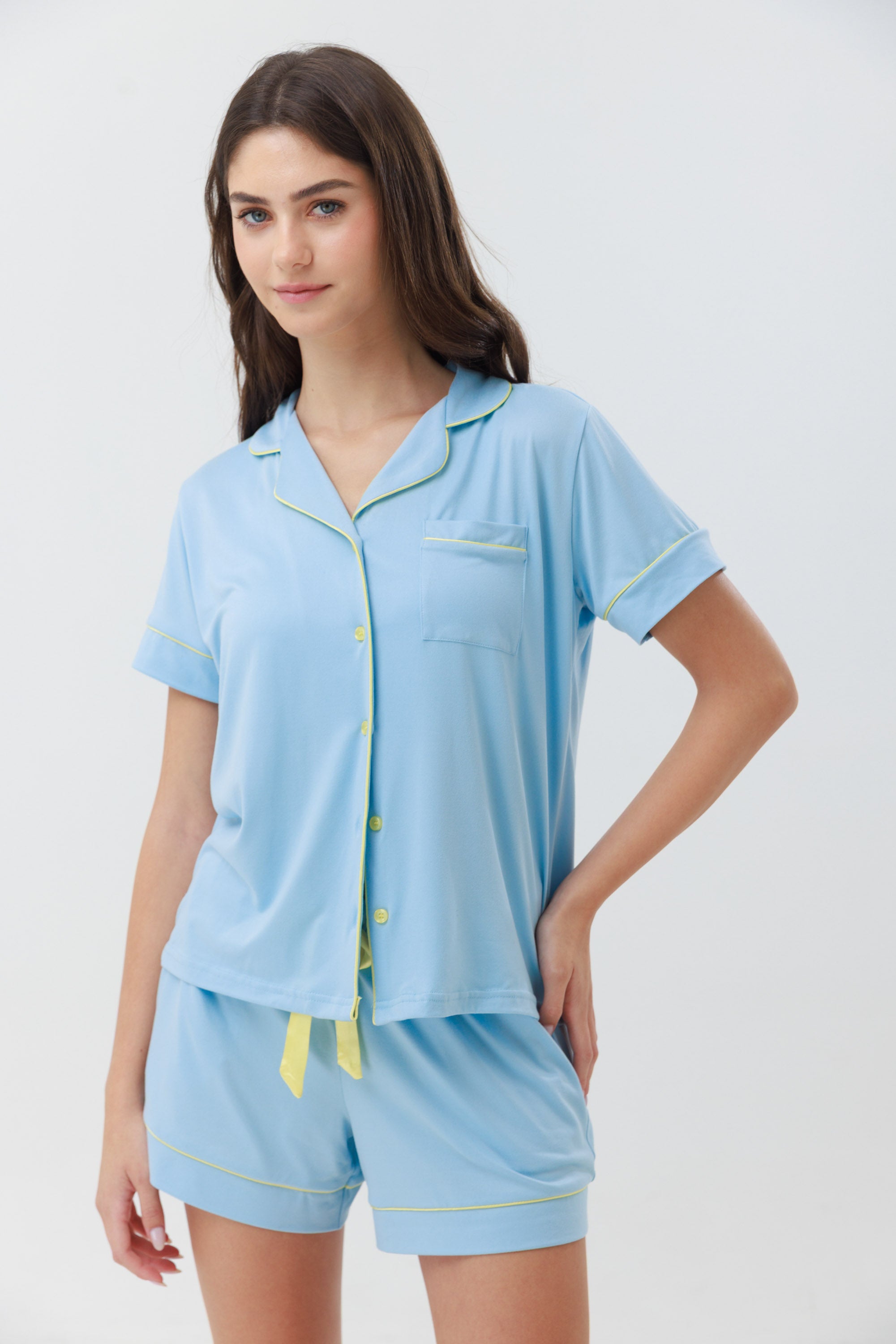 סט פיג'מה יאמי מכופתרת מכנס קצר צבע תכלת