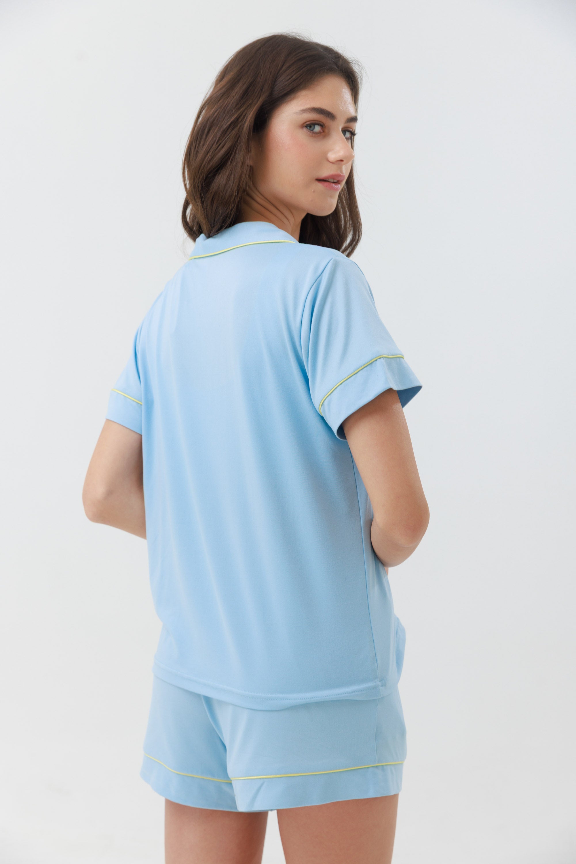 סט פיג'מה יאמי מכופתרת מכנס קצר צבע תכלת