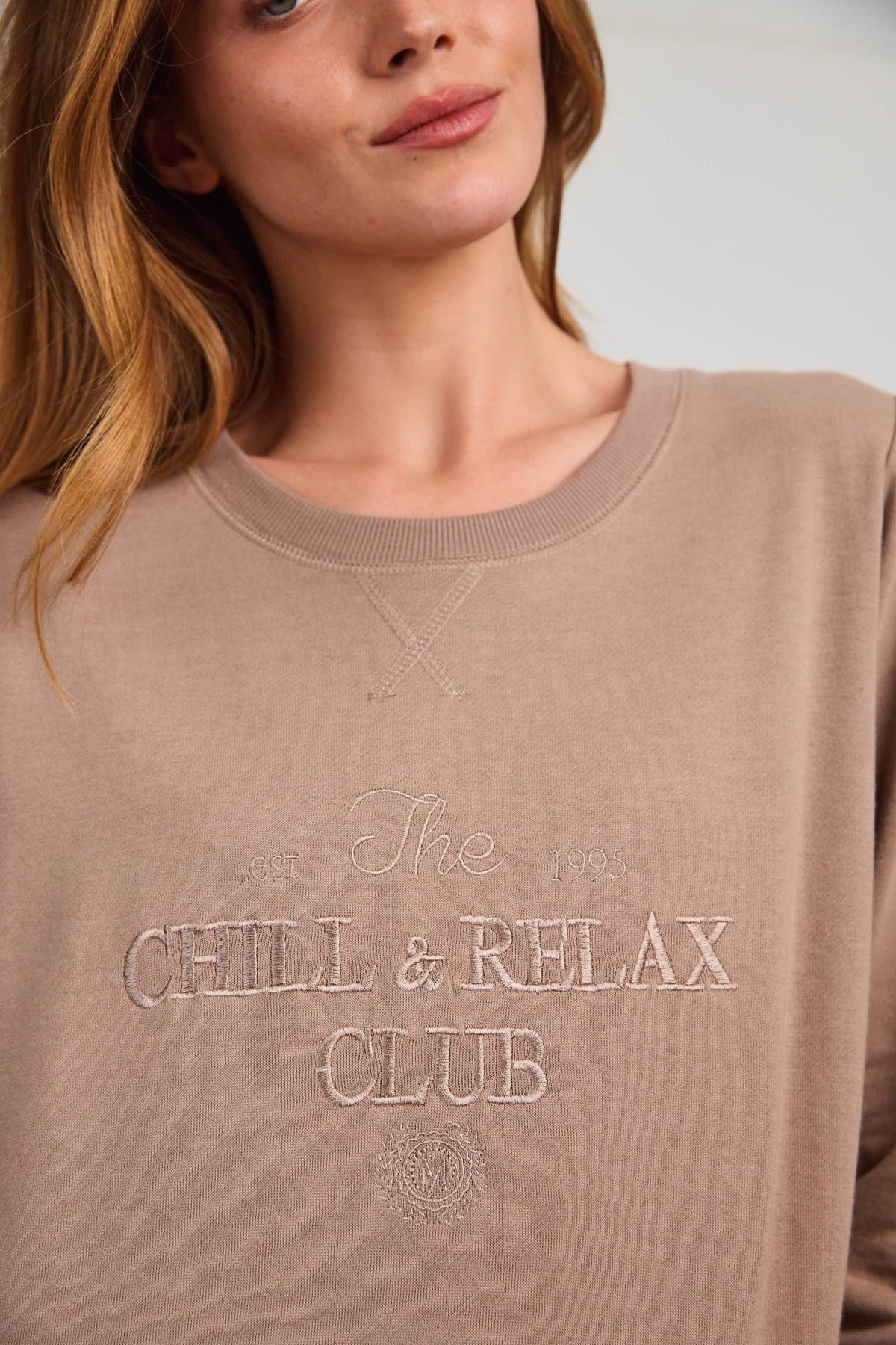 חליפת פוטר ארוכה לנשים עם רקמה Chill & Relax Club – מוקה