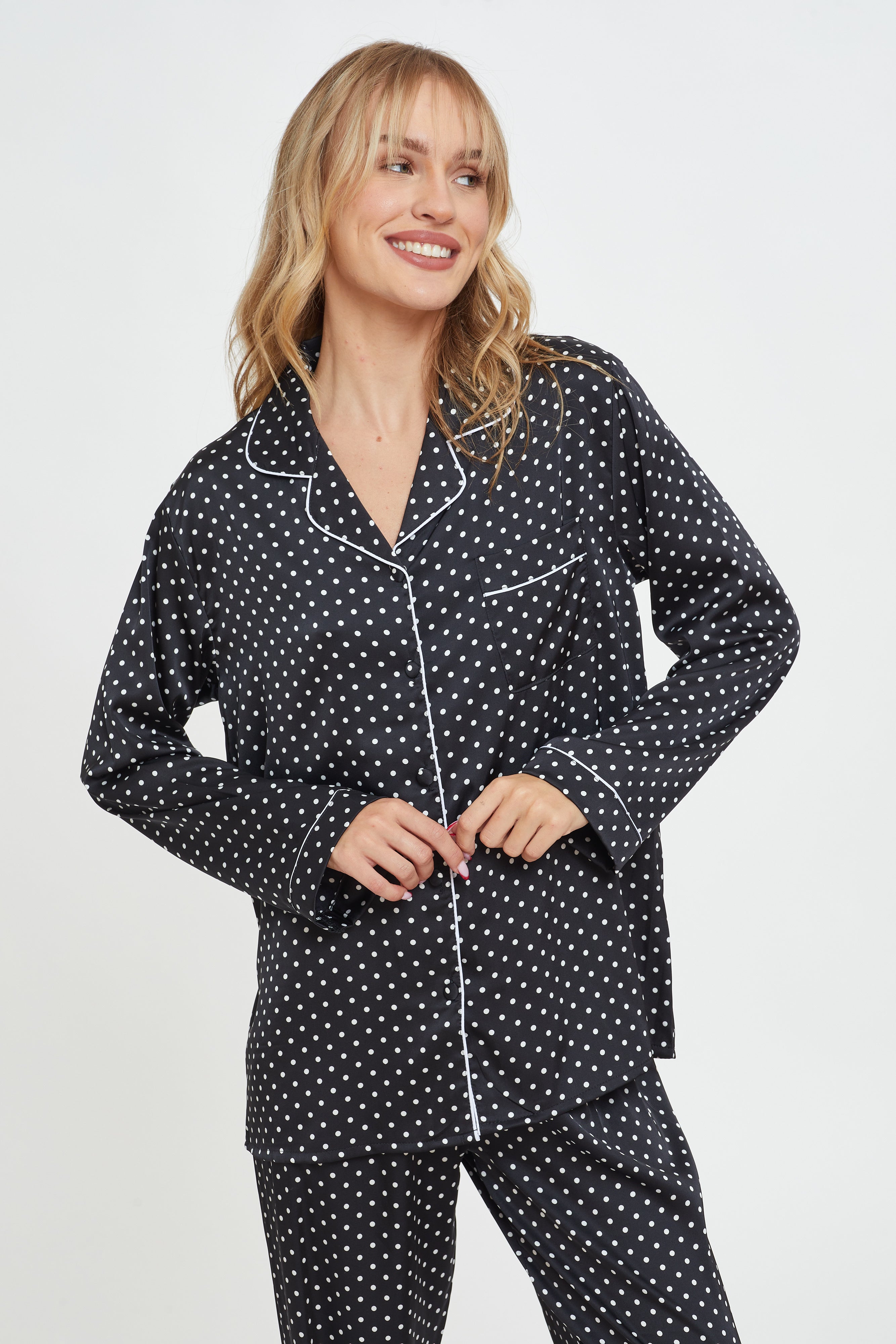 חליפת סאטן מכופתרת נקודות